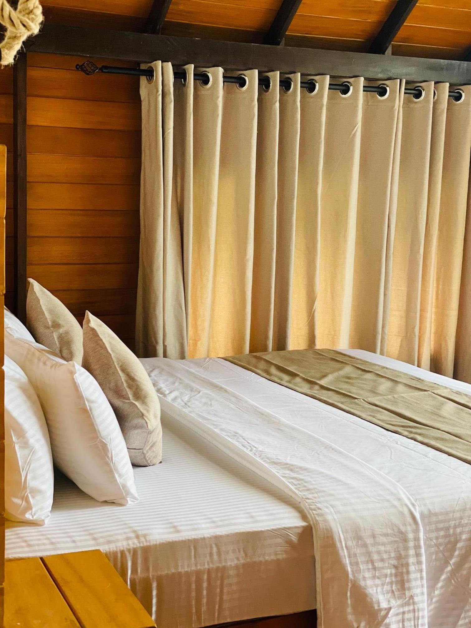 Deluxe Double Room with Balcony photo 1