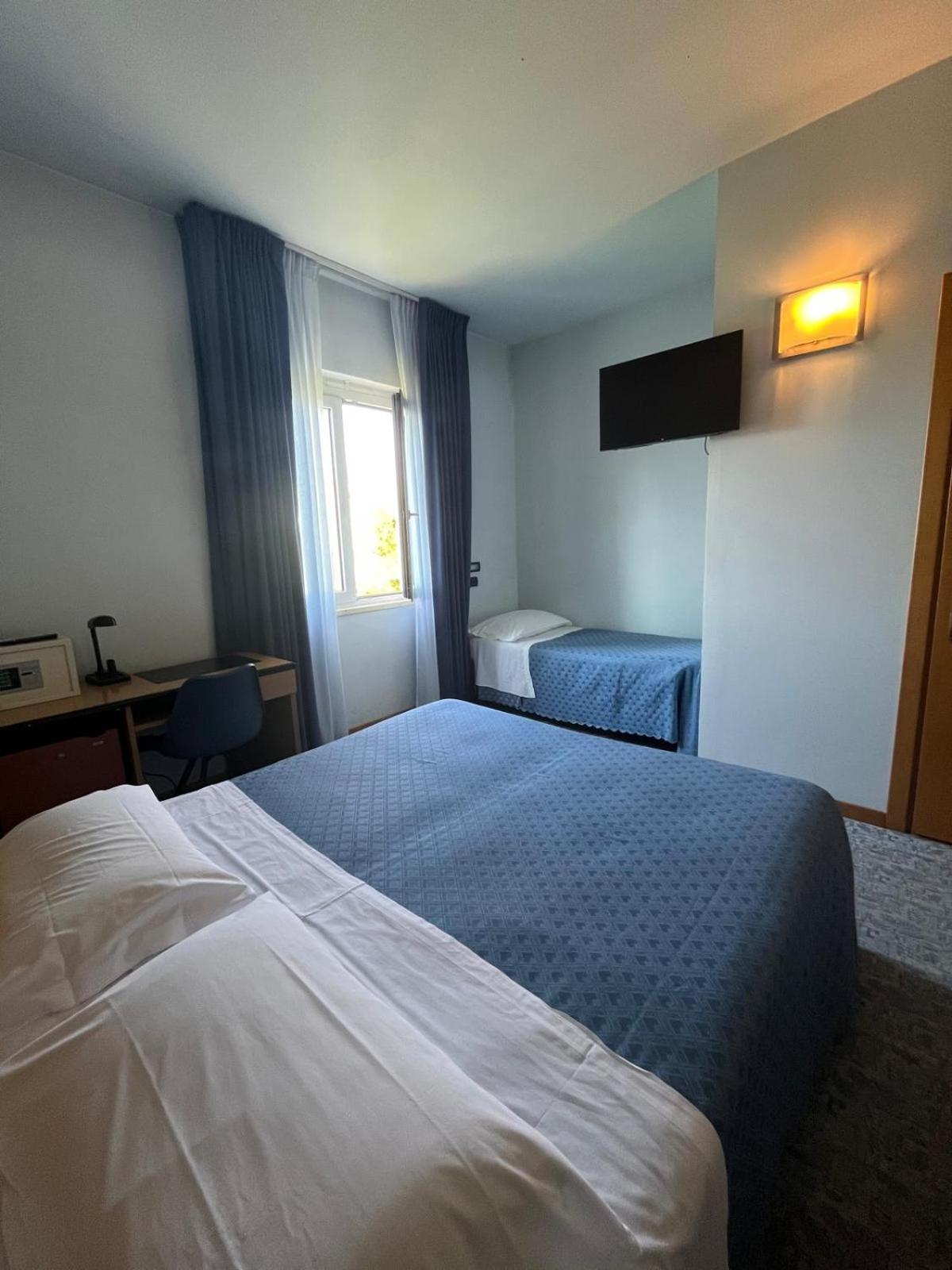 Basic Triple Room photo 3