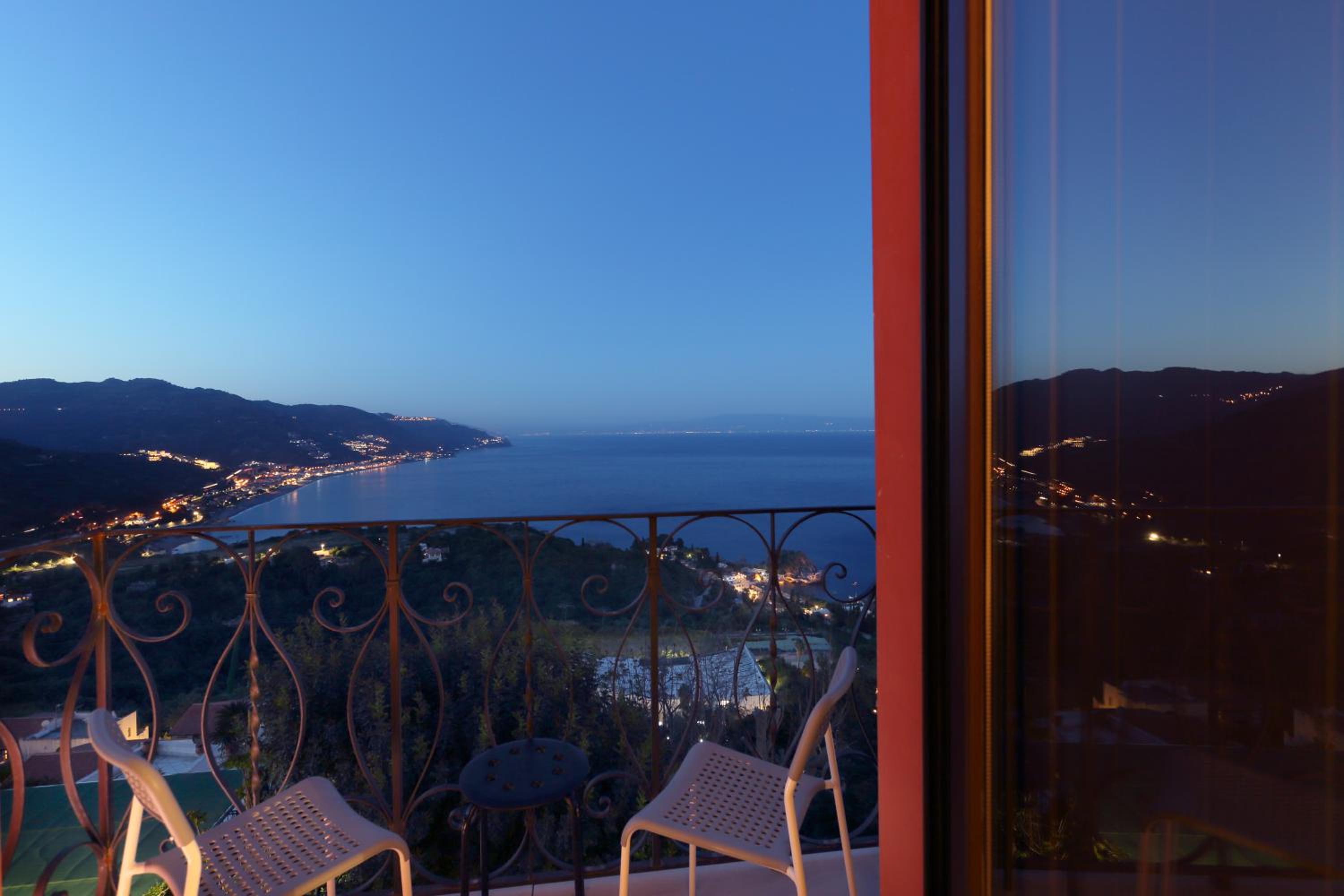 Superior Double or Twin Room with Balcony and Sea View photo 2