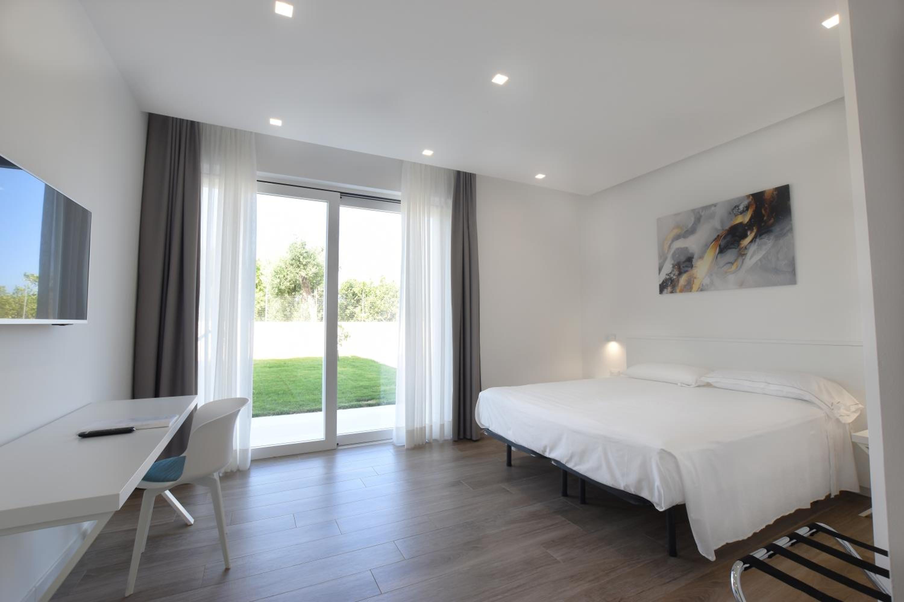 Deluxe Double or Twin Room with Garden View - Photo 1