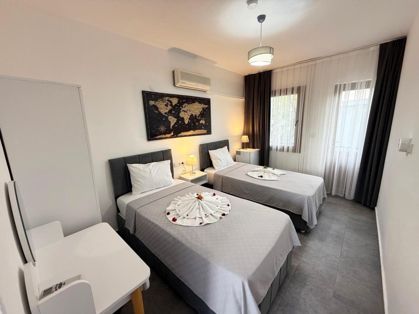 Twin Room with Pool View photo 3