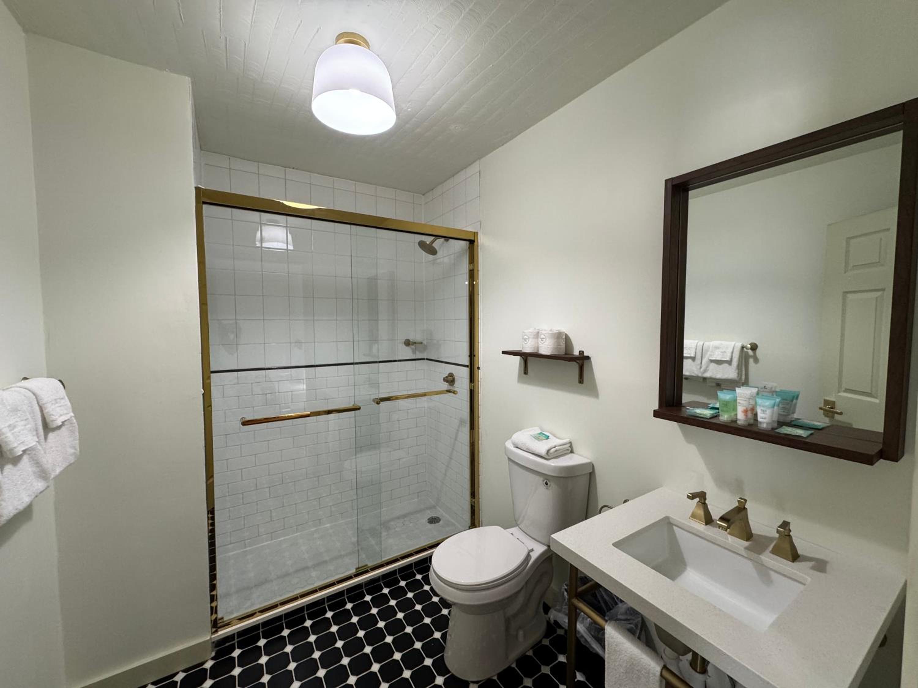 Suite with Hot Tub - Photo 3