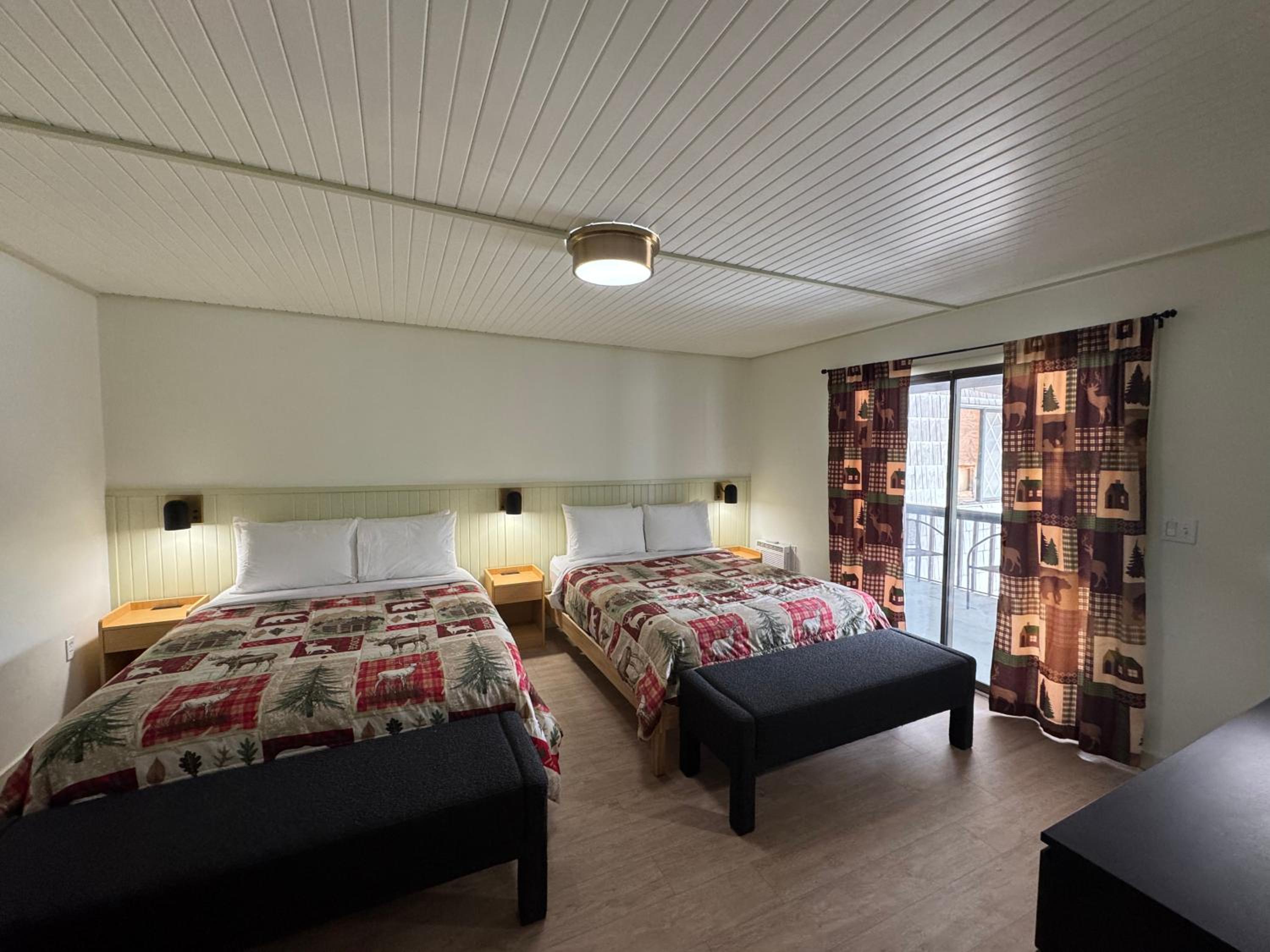 Suite with Hot Tub - Photo 1