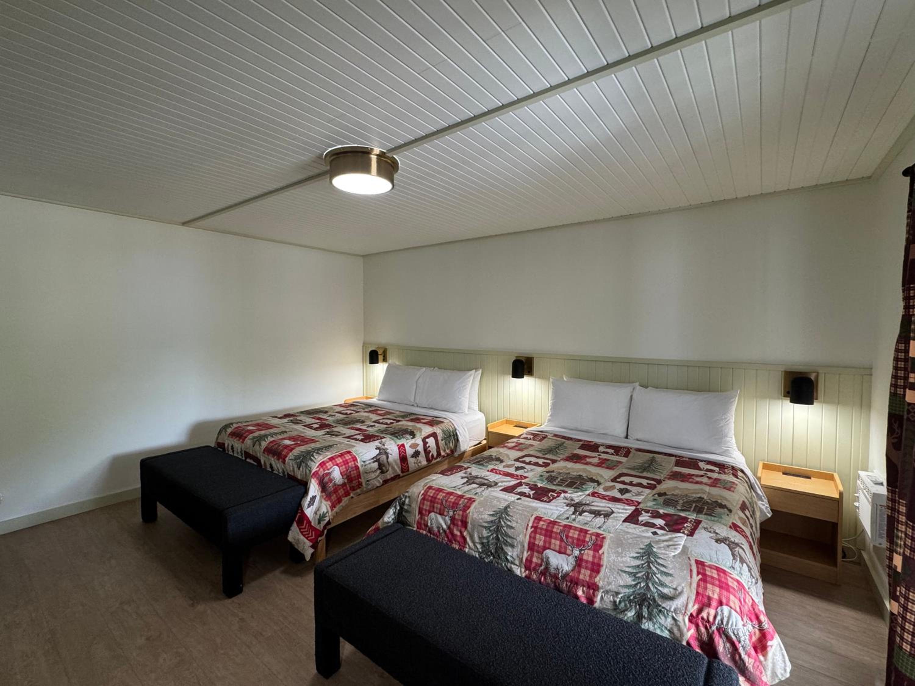 Suite with Hot Tub - Photo 2