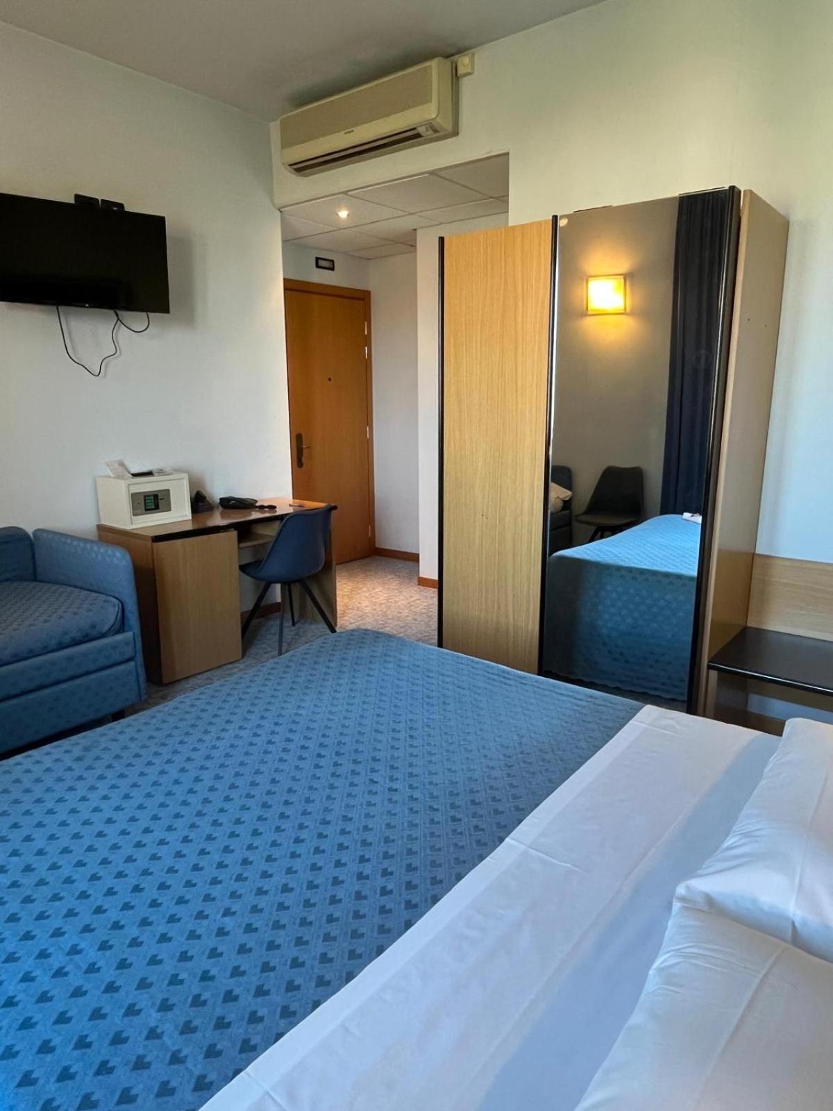 Standard Triple Room photo 2