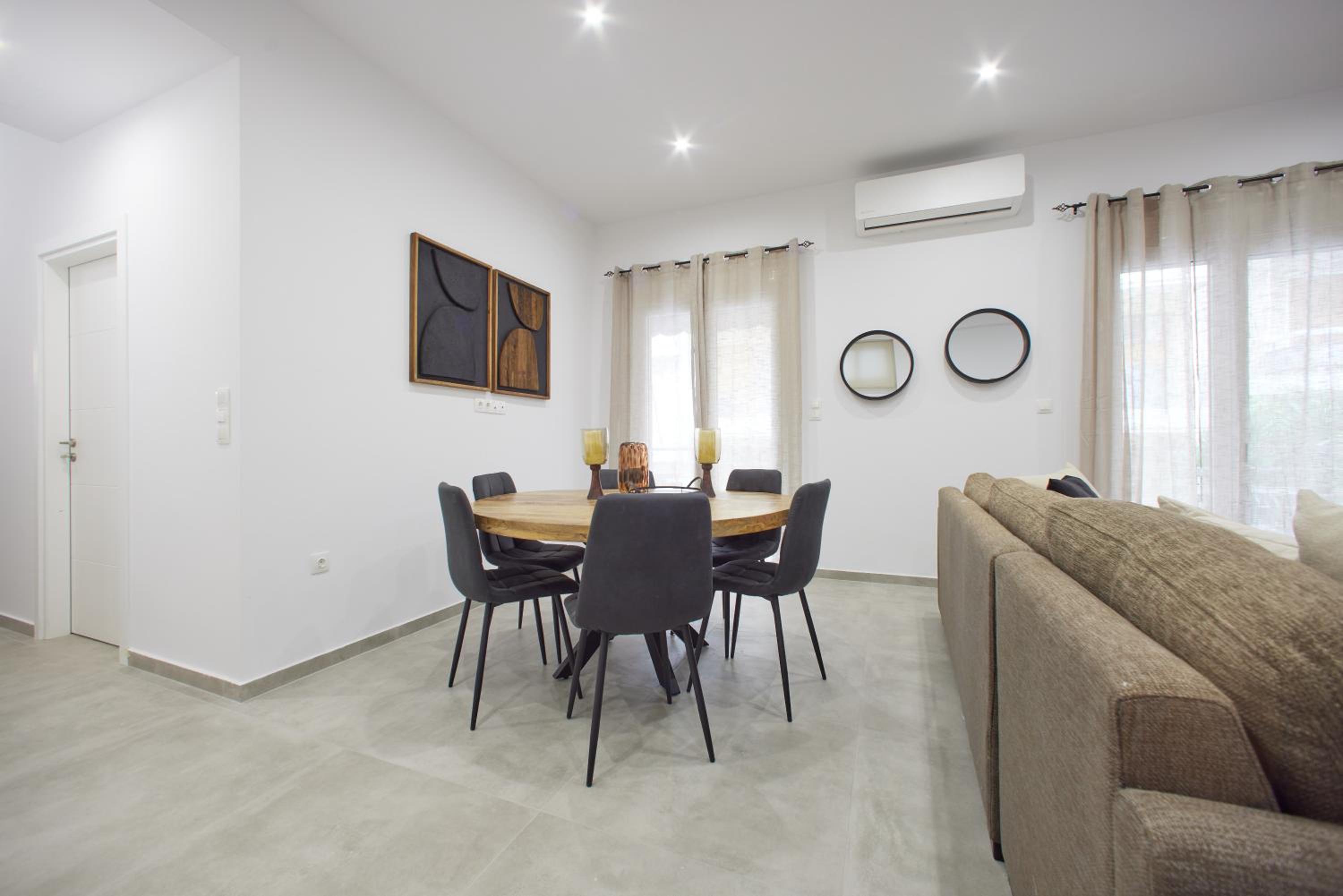 Three-Bedroom Apartment with Balcony photo 2