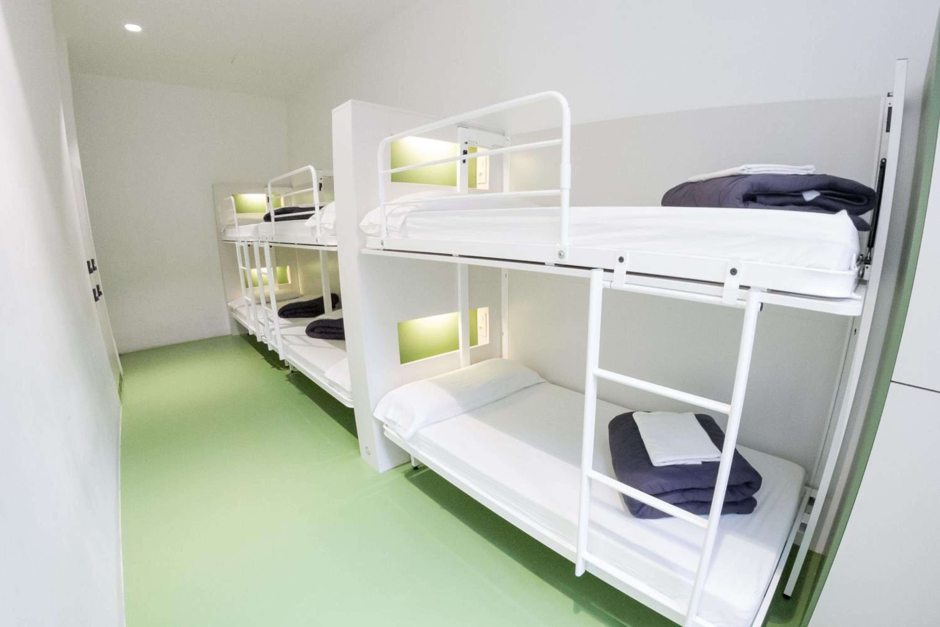 Dormitorio Compartido Mixto de 6 Camas