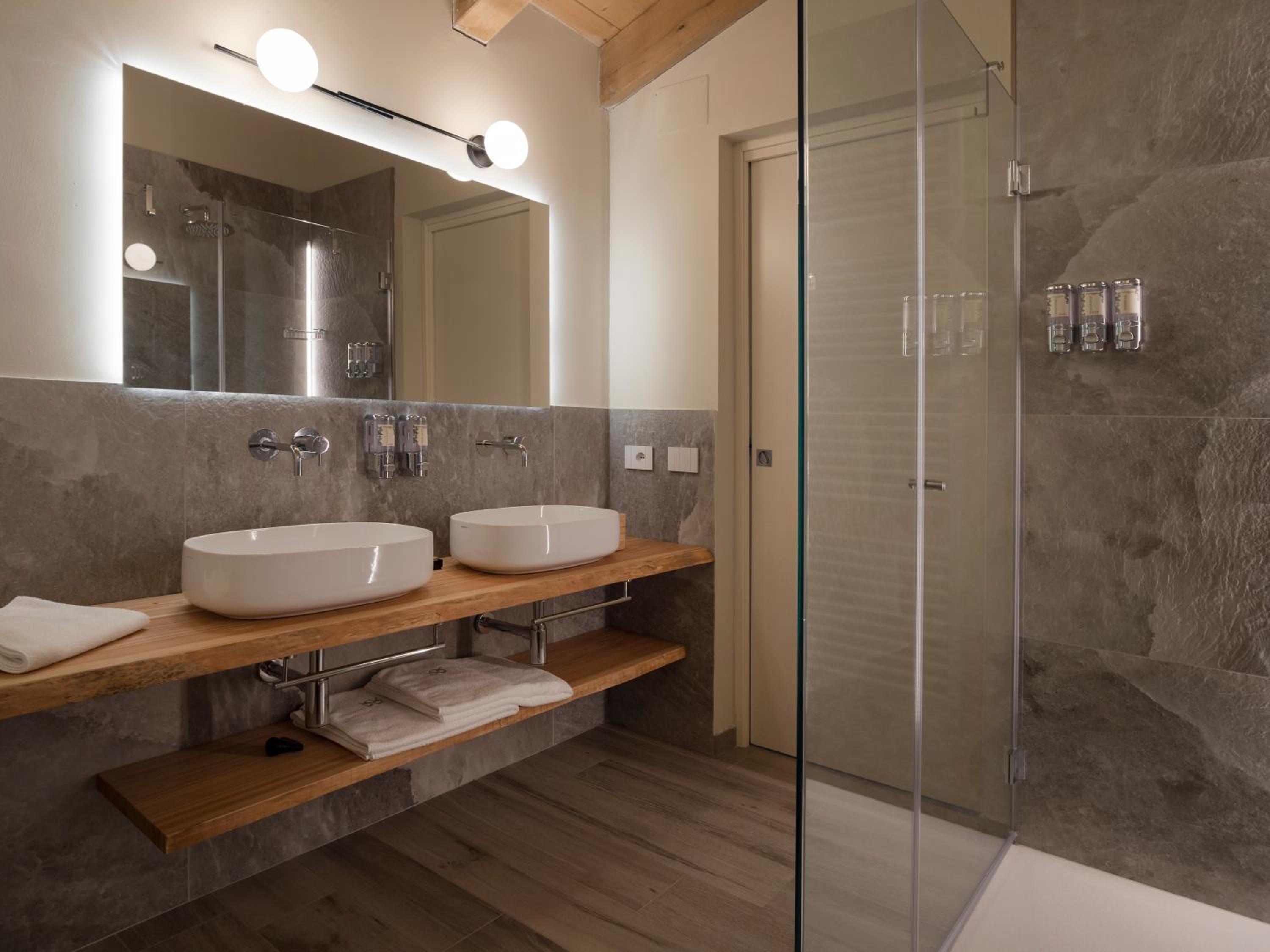 Deluxe Double Room with Balcony photo 3