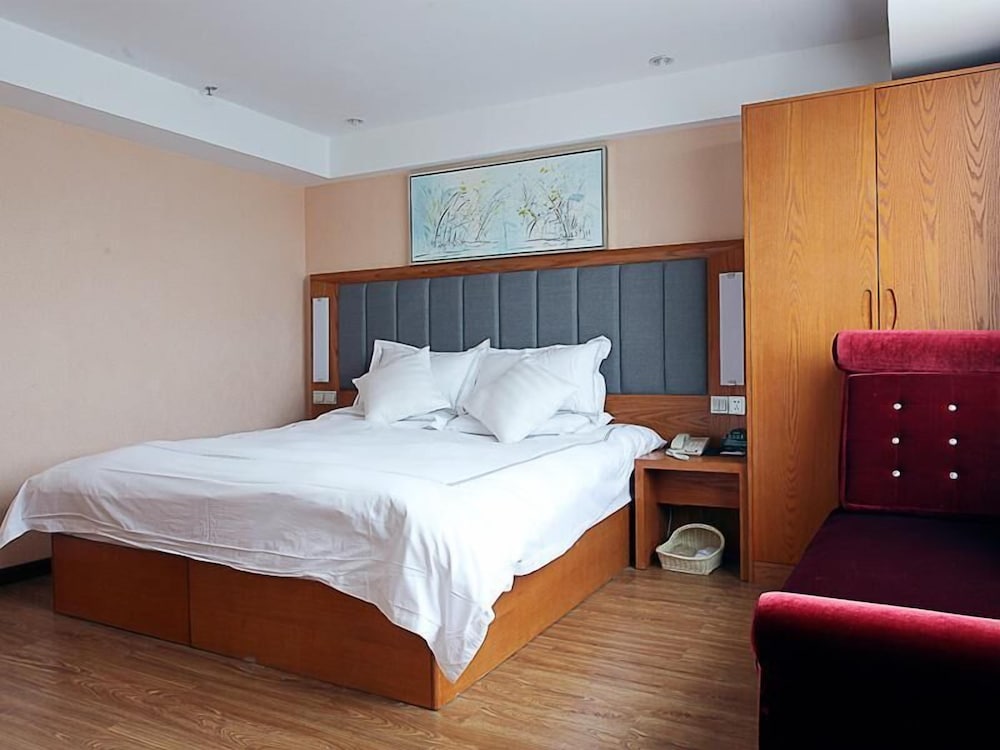 Standard Room, 1 King Bed photo 2