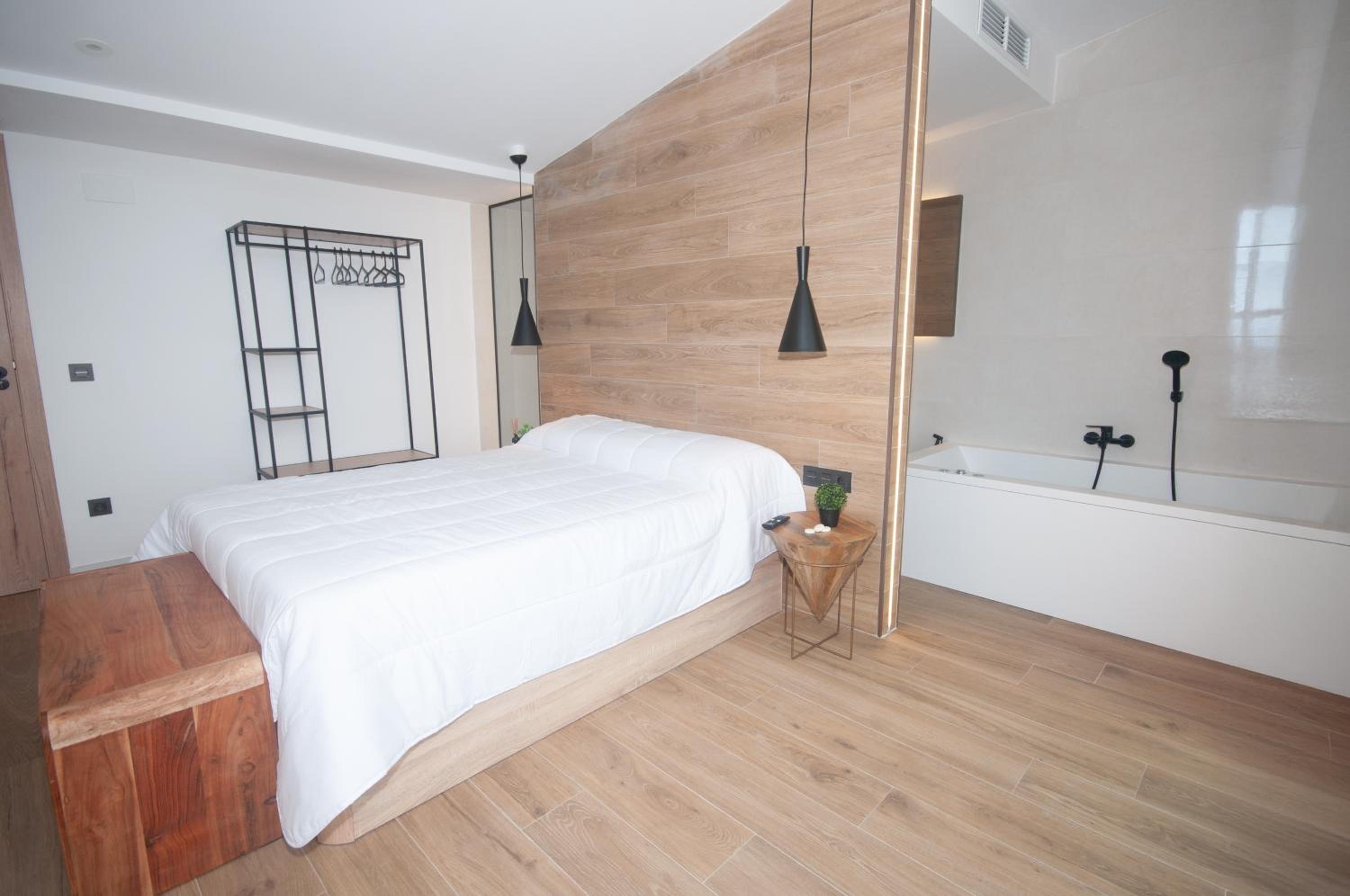 Deluxe Double Room with Balcony photo 3