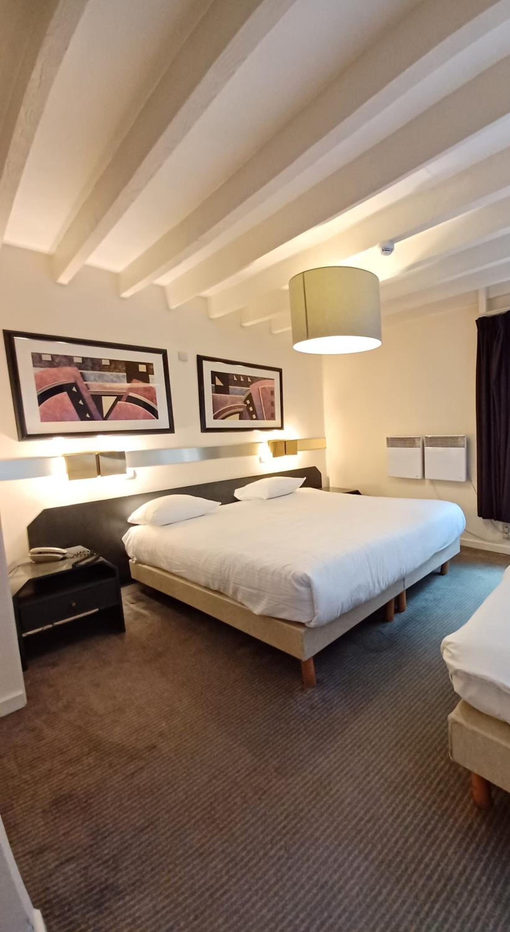 Quadruple Room with Private Bathroom - Photo 2