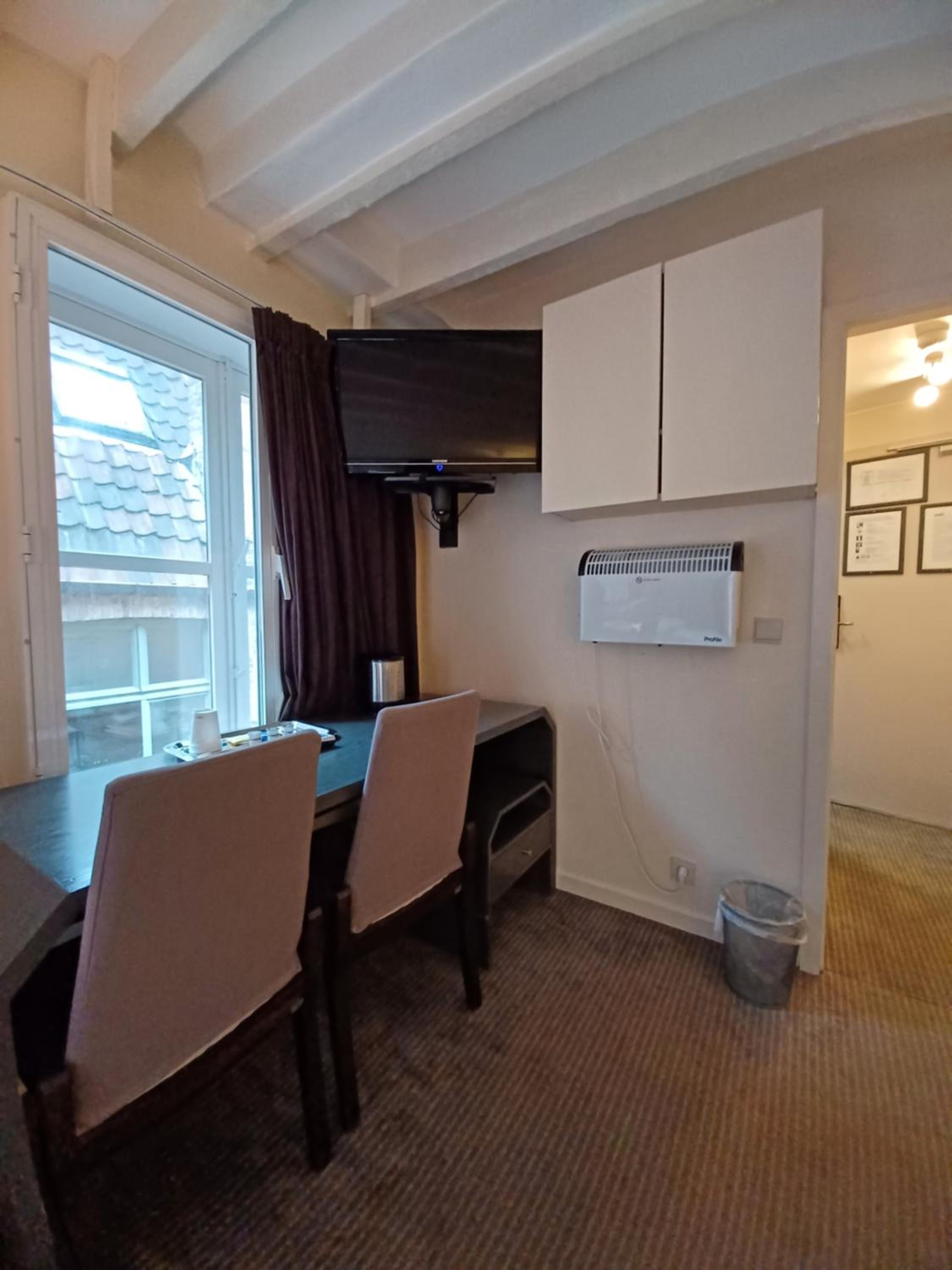 Quadruple Room with Private Bathroom - Photo 3