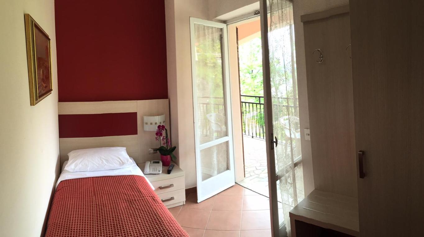 Single Room with Partial Lake View photo 2