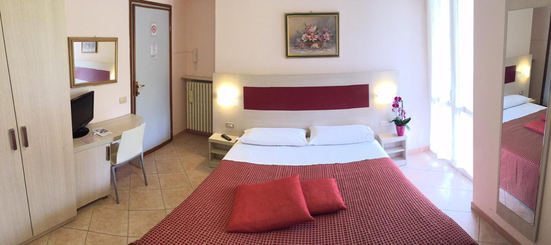 Economy Double Room with Partial Lake View photo 2