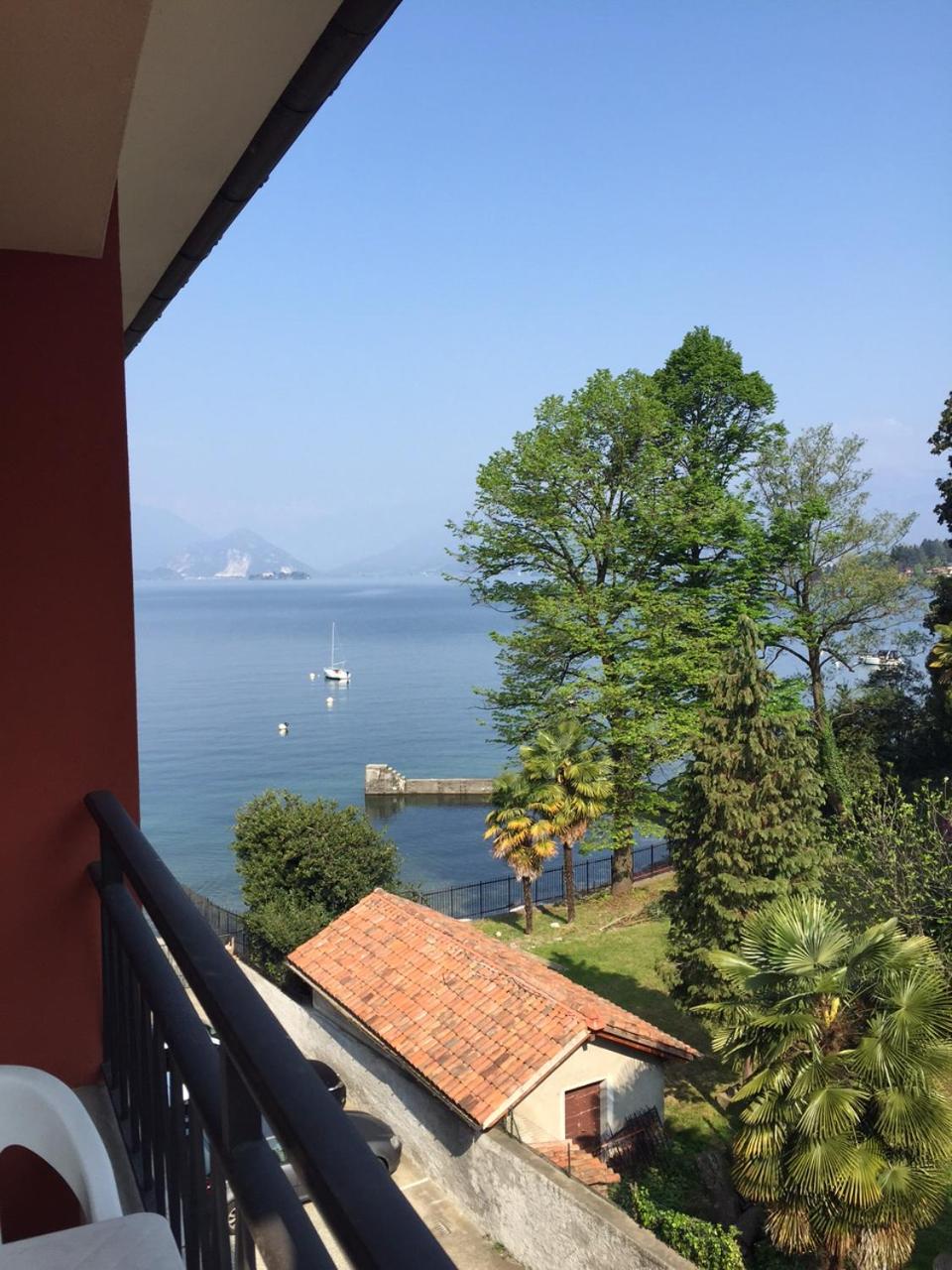 Double or Twin Room with Partial Lake View photo 3