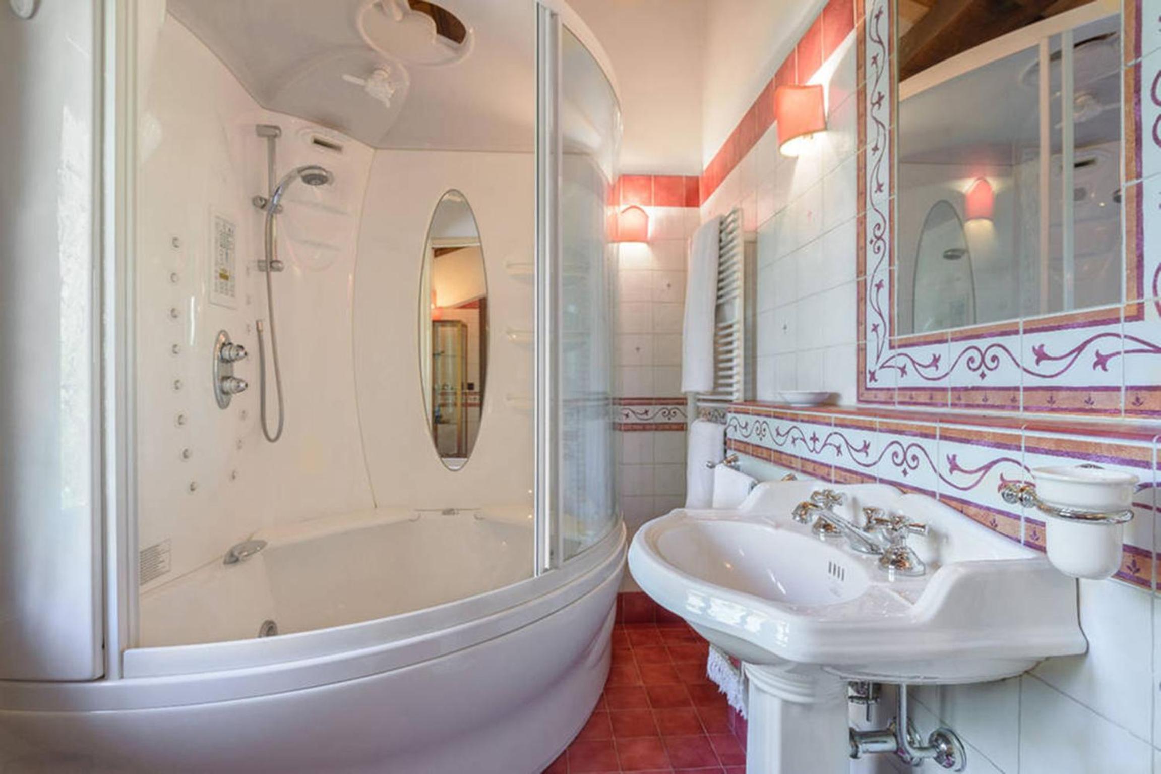 Suite with Hot Tub photo 2