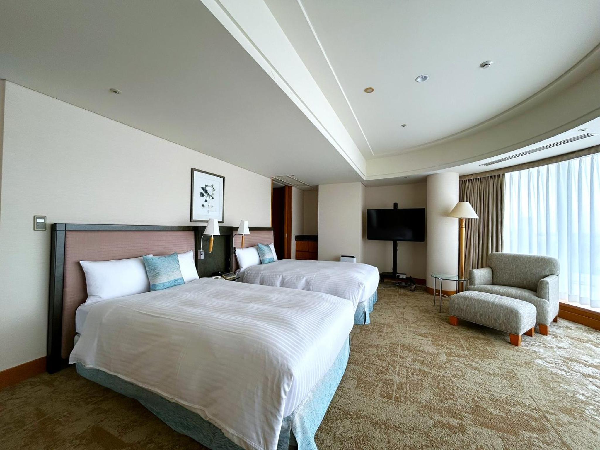 Yokohama Floor Grand Corner Suite with Bay View - Non-Smoking
