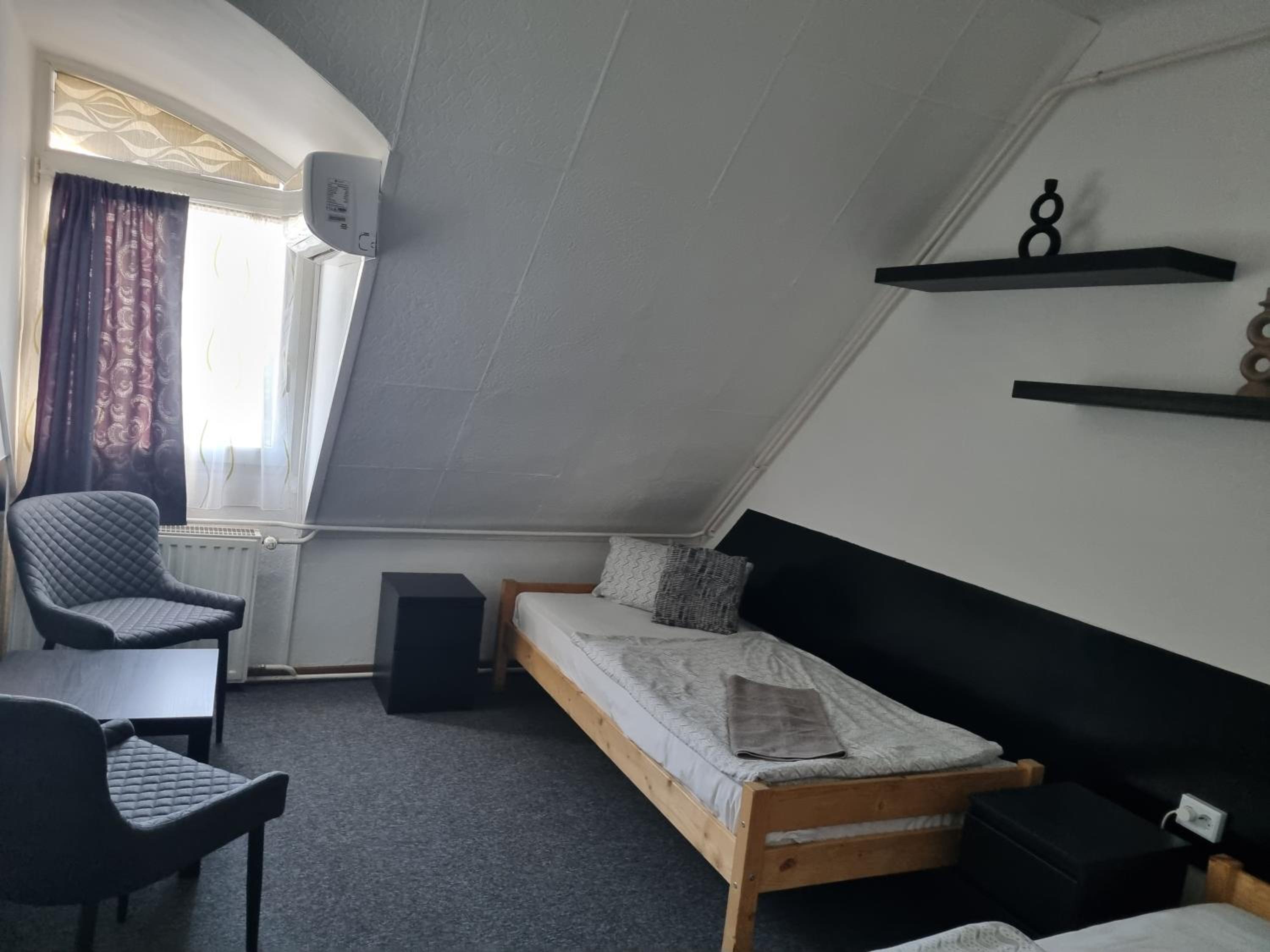 Standard Twin Room - Photo 1