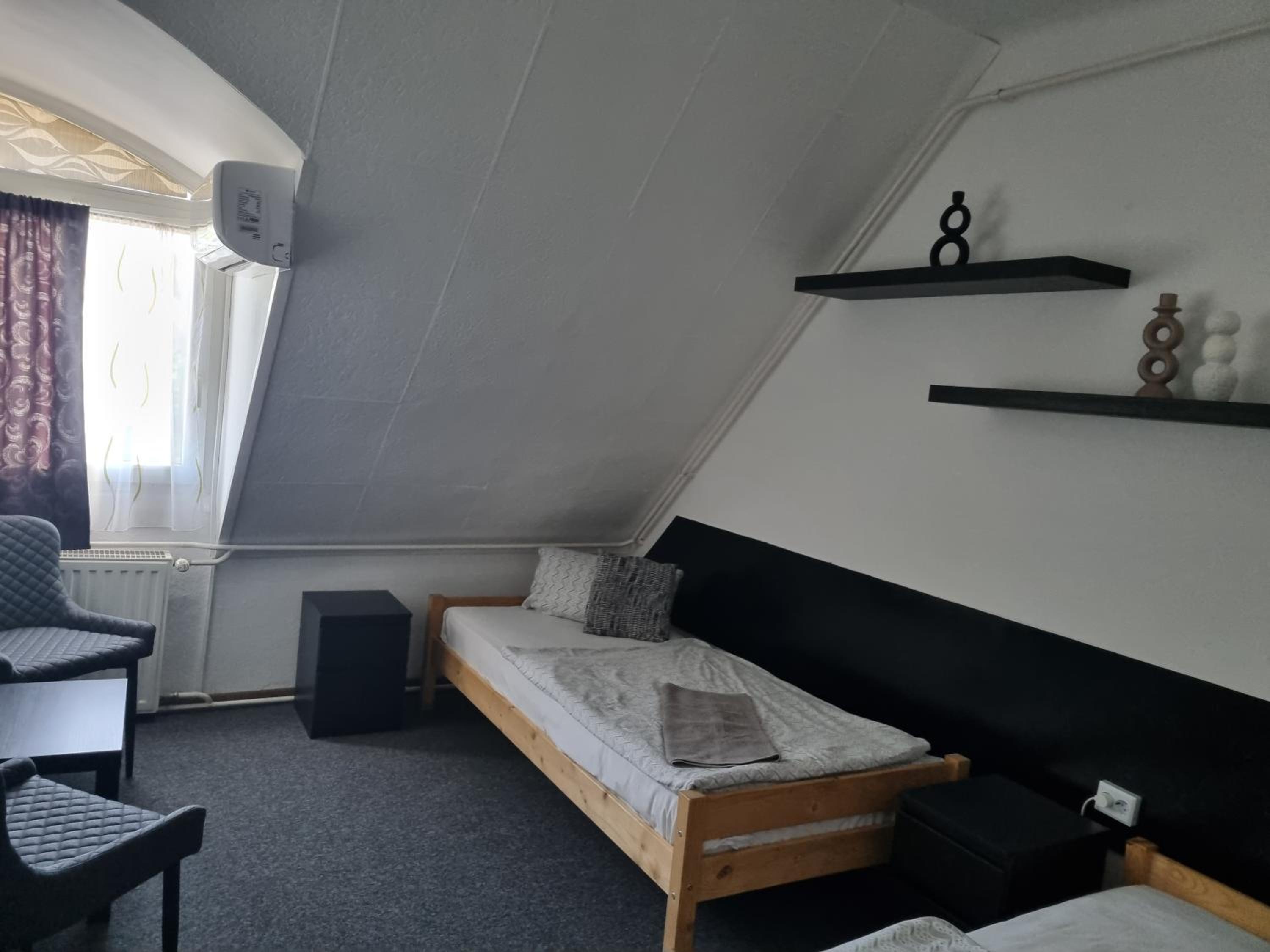 Standard Twin Room - Photo 2