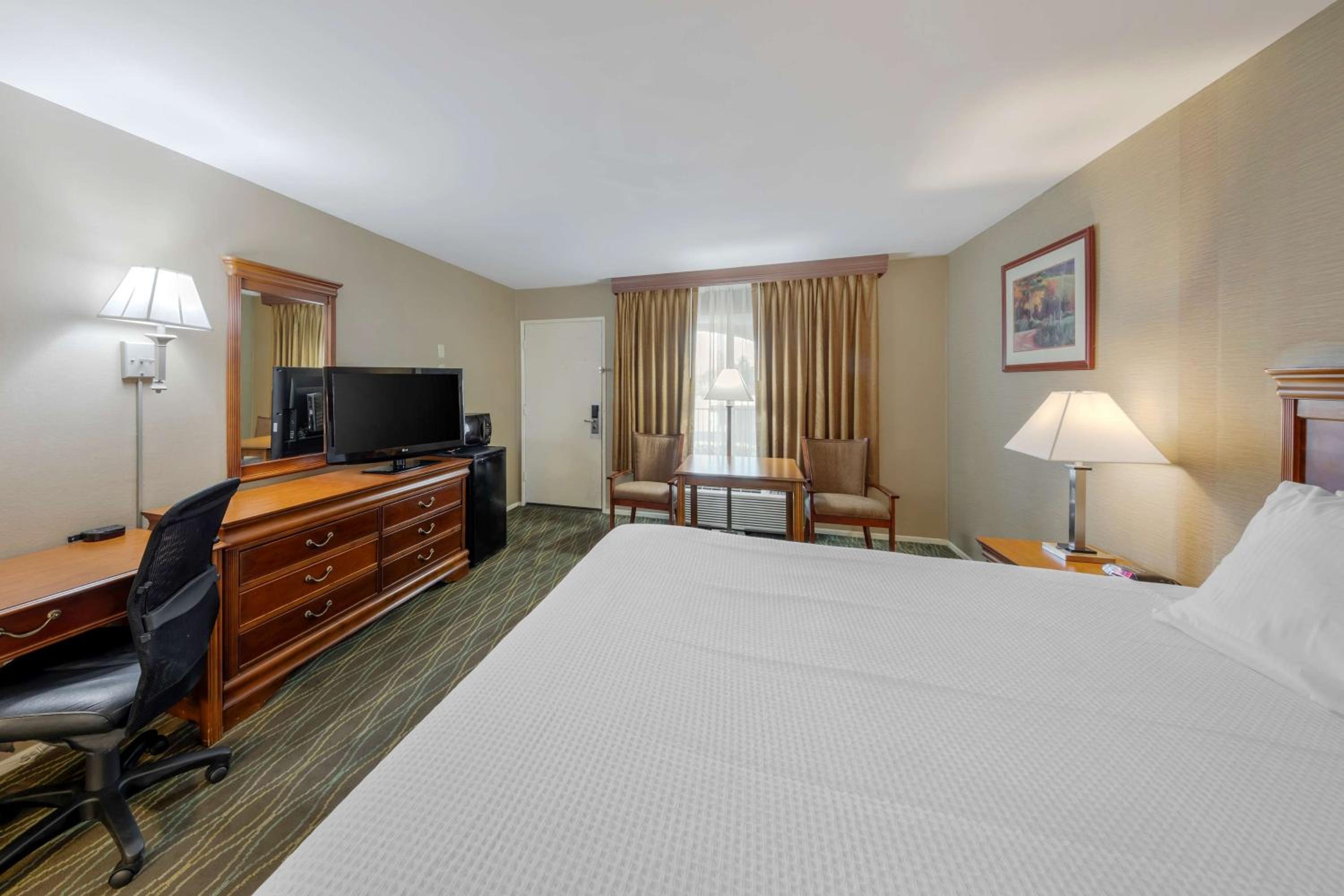 King Room - Non-Smoking photo 1