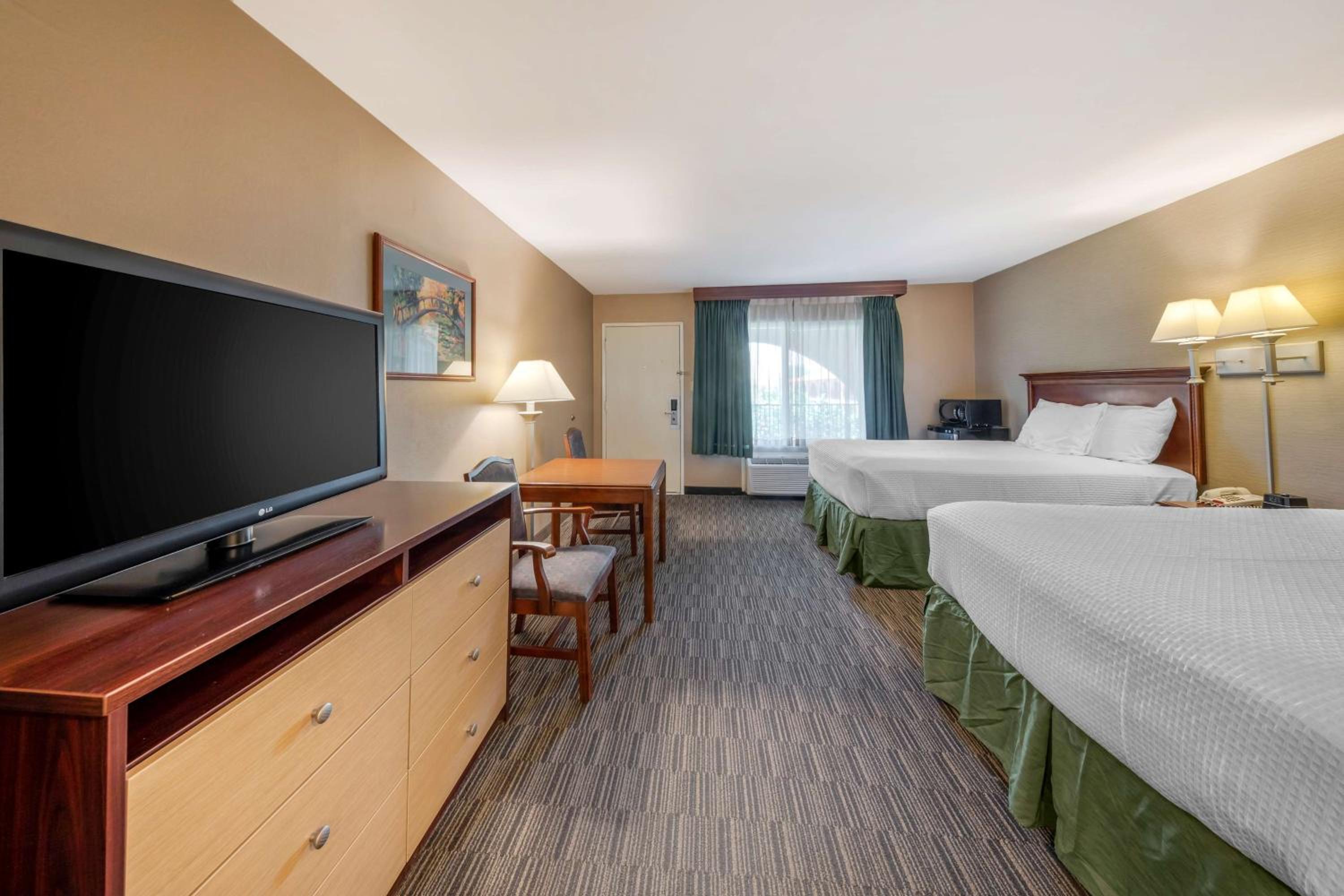 Double Room with Two Double Beds photo 3