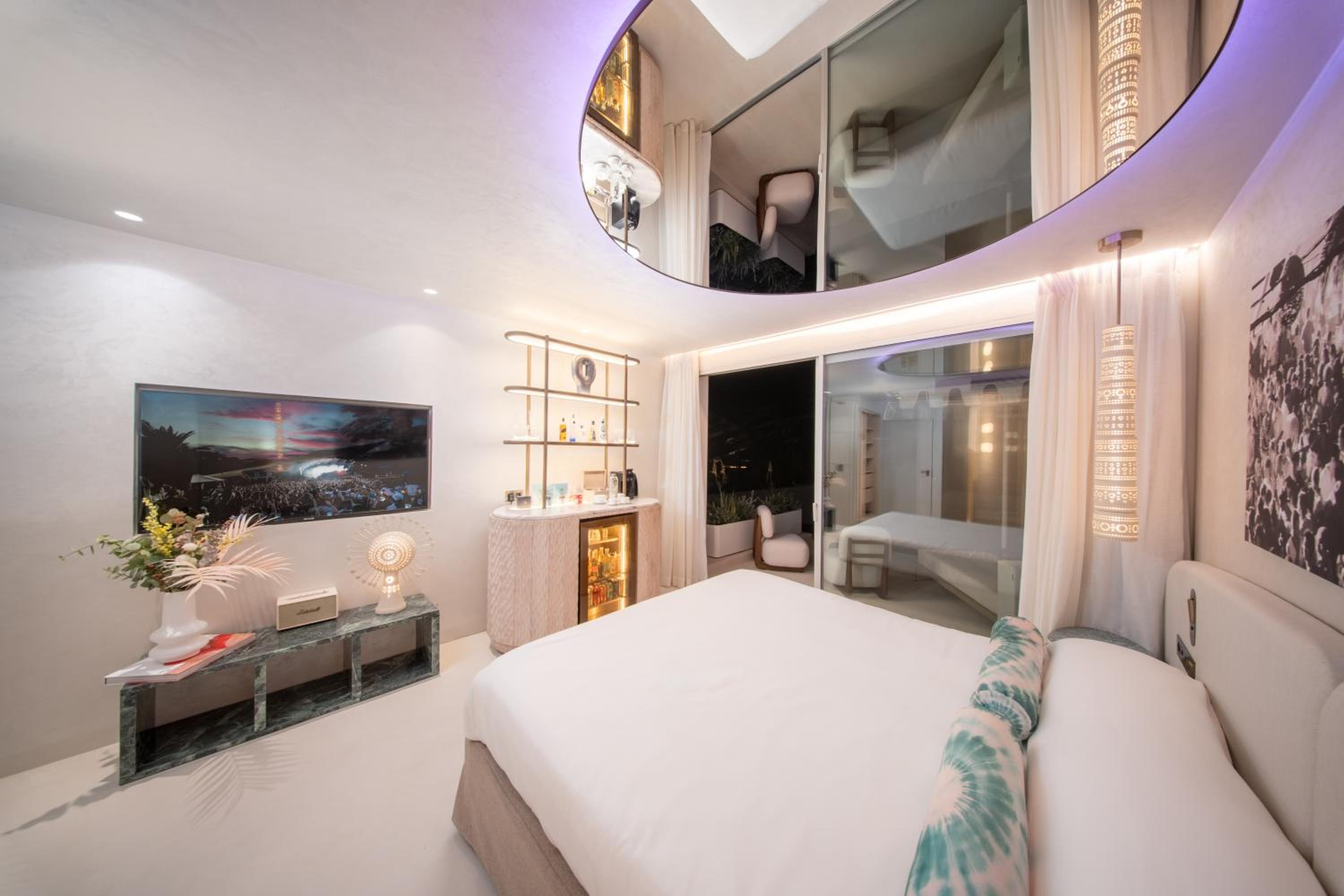 Luxe Room with Terrace- Entrance to Pacha Club Included photo 3