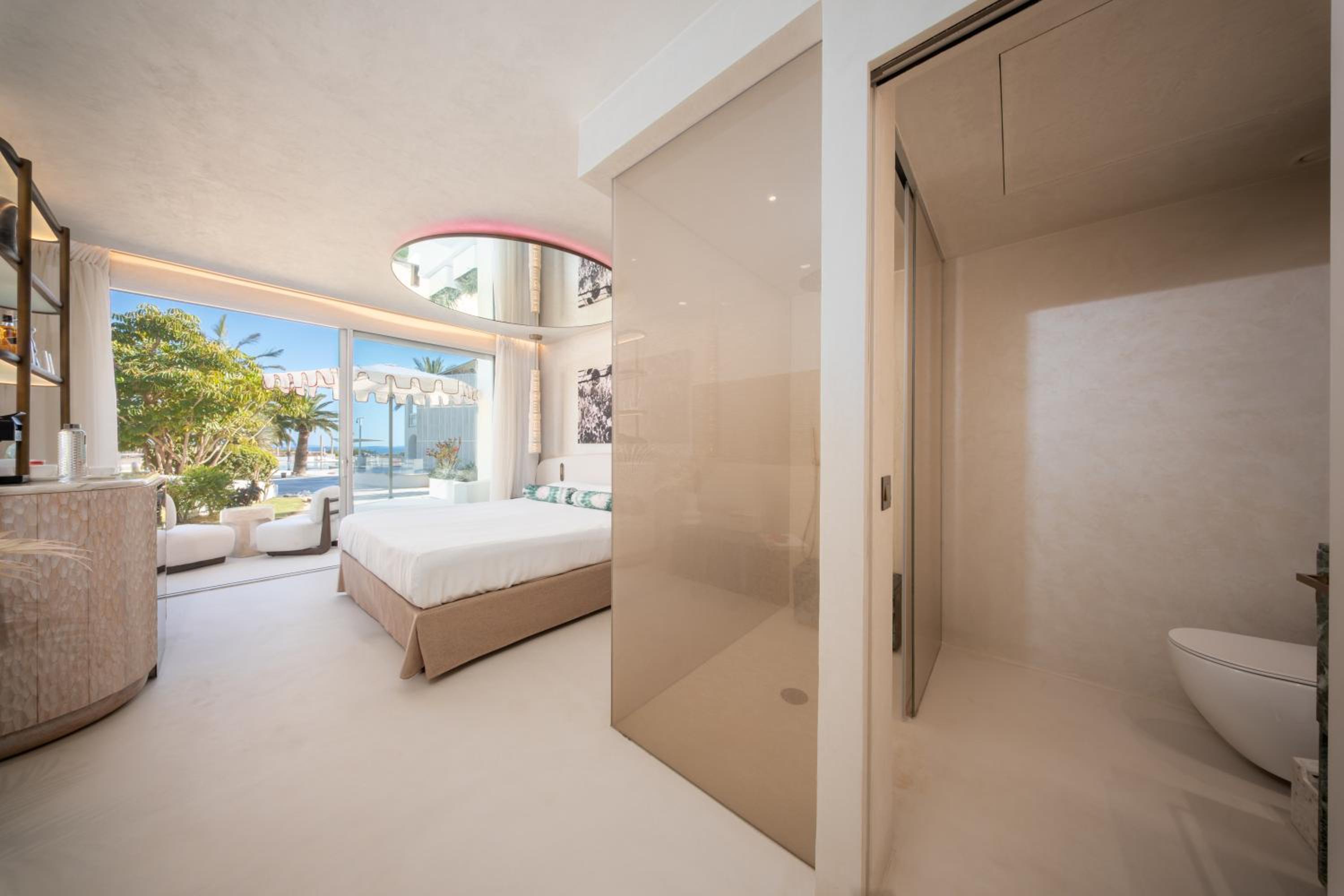 Luxe Room with Terrace and Small Double Bed- Entrance to Pacha Club Included photo 3