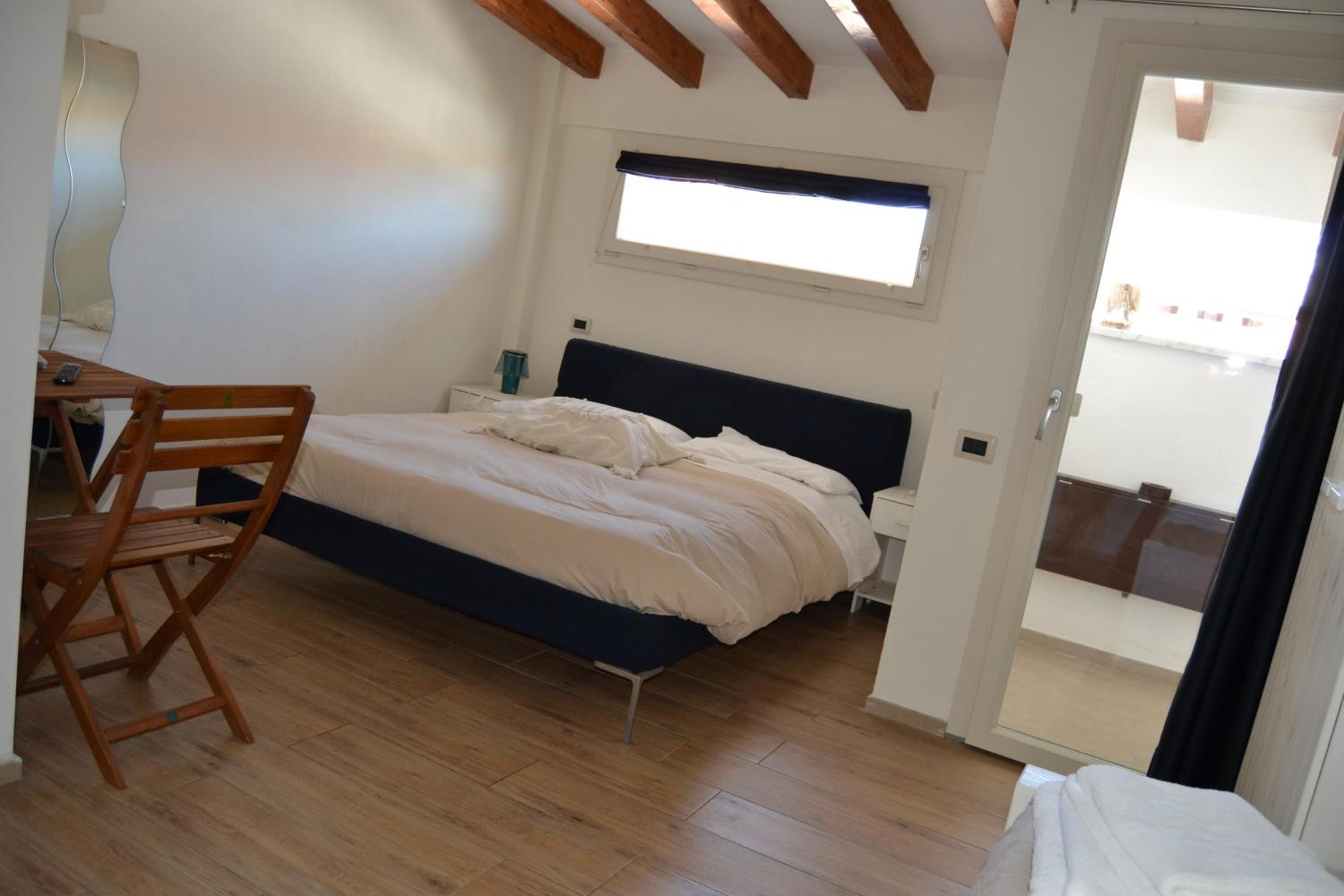 Double Room - Photo 11