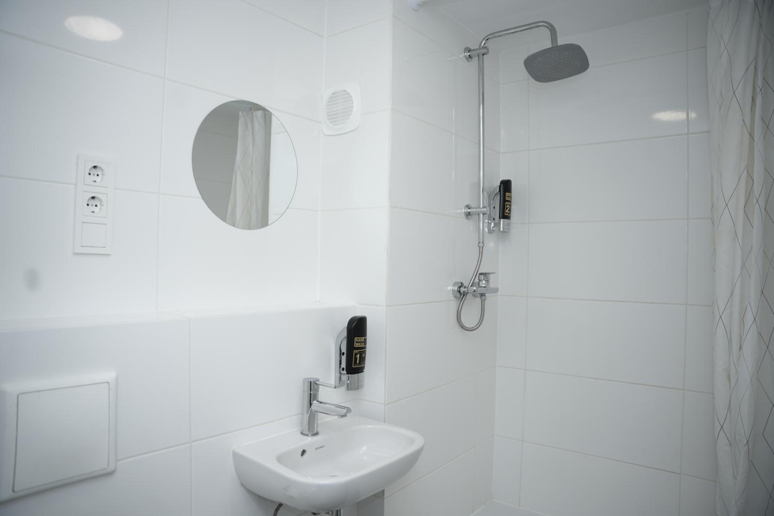 Double Room With Private Bathroom - Photo 1