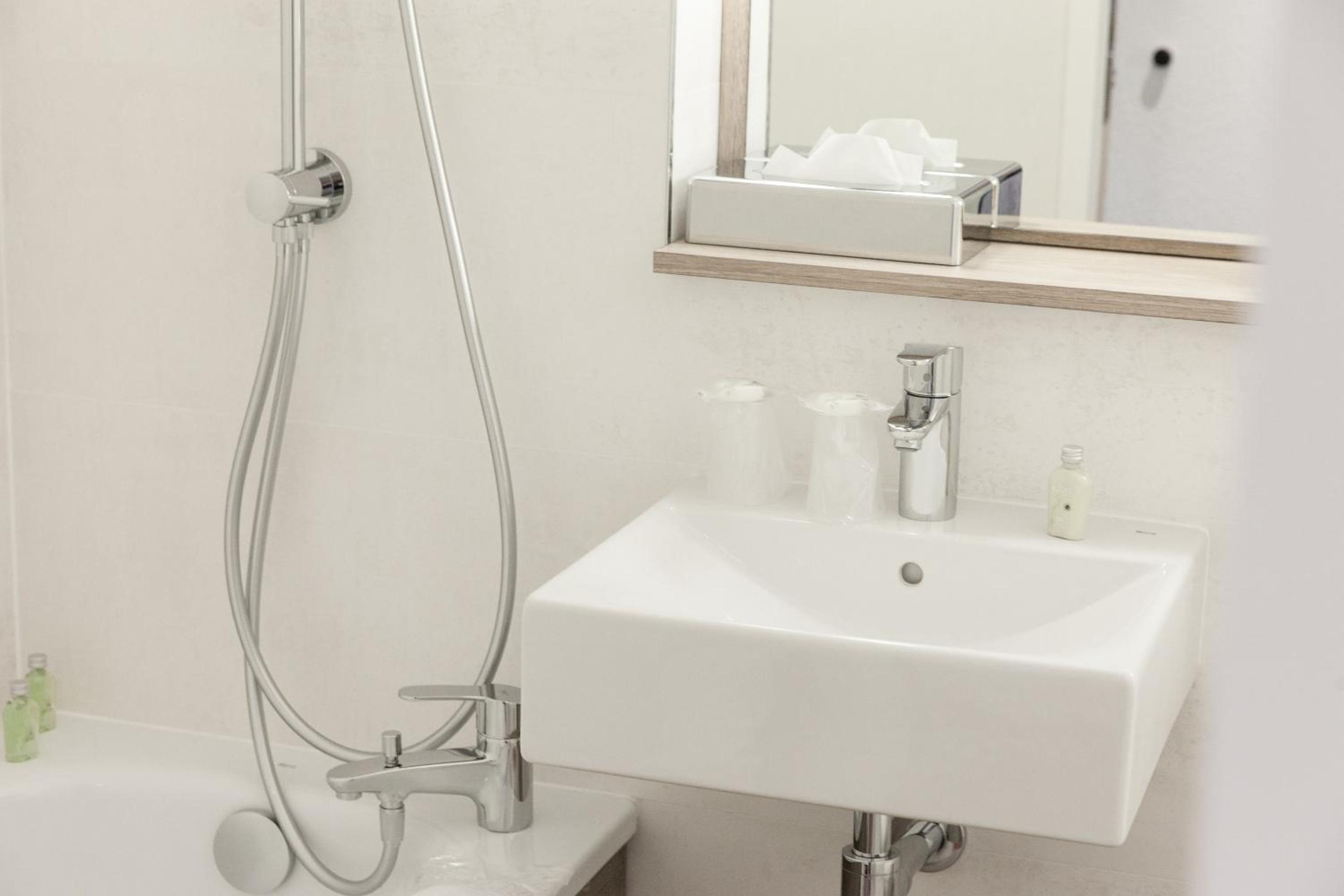 Comfort Queen Room with Bath Tub - Photo 7