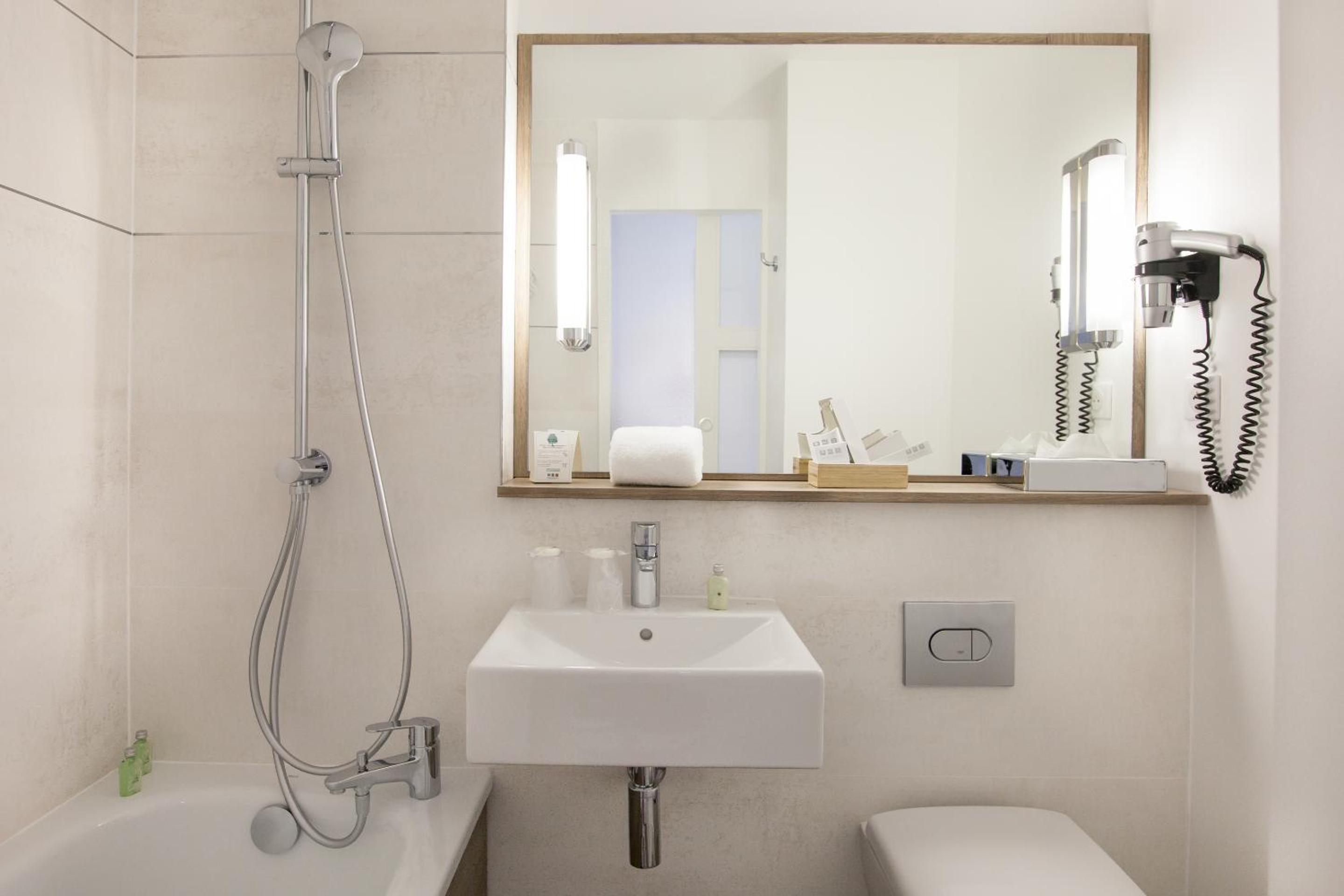 Comfort Queen Room with Bath Tub - Photo 5