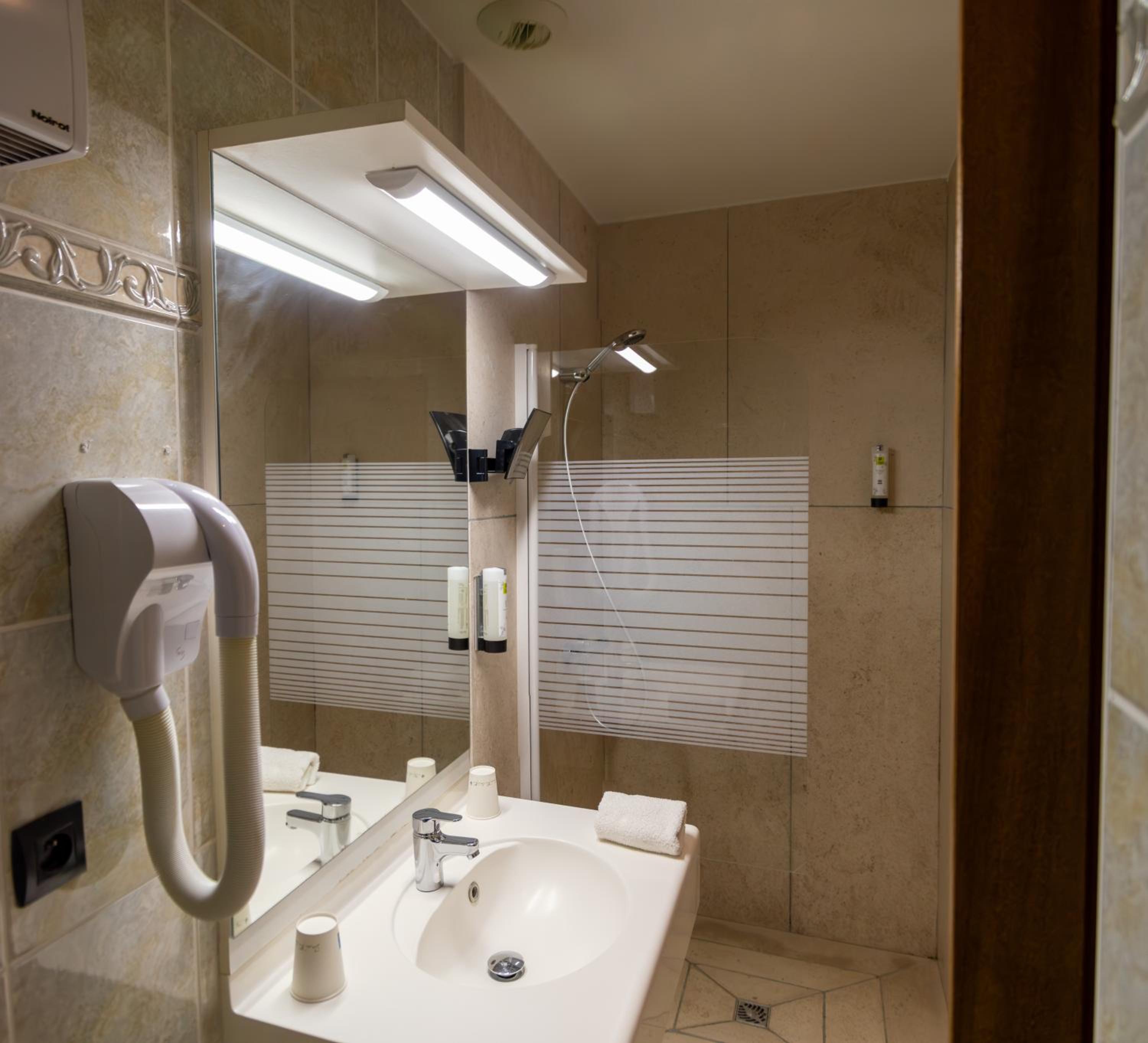 Standard Twin Room - Photo 3