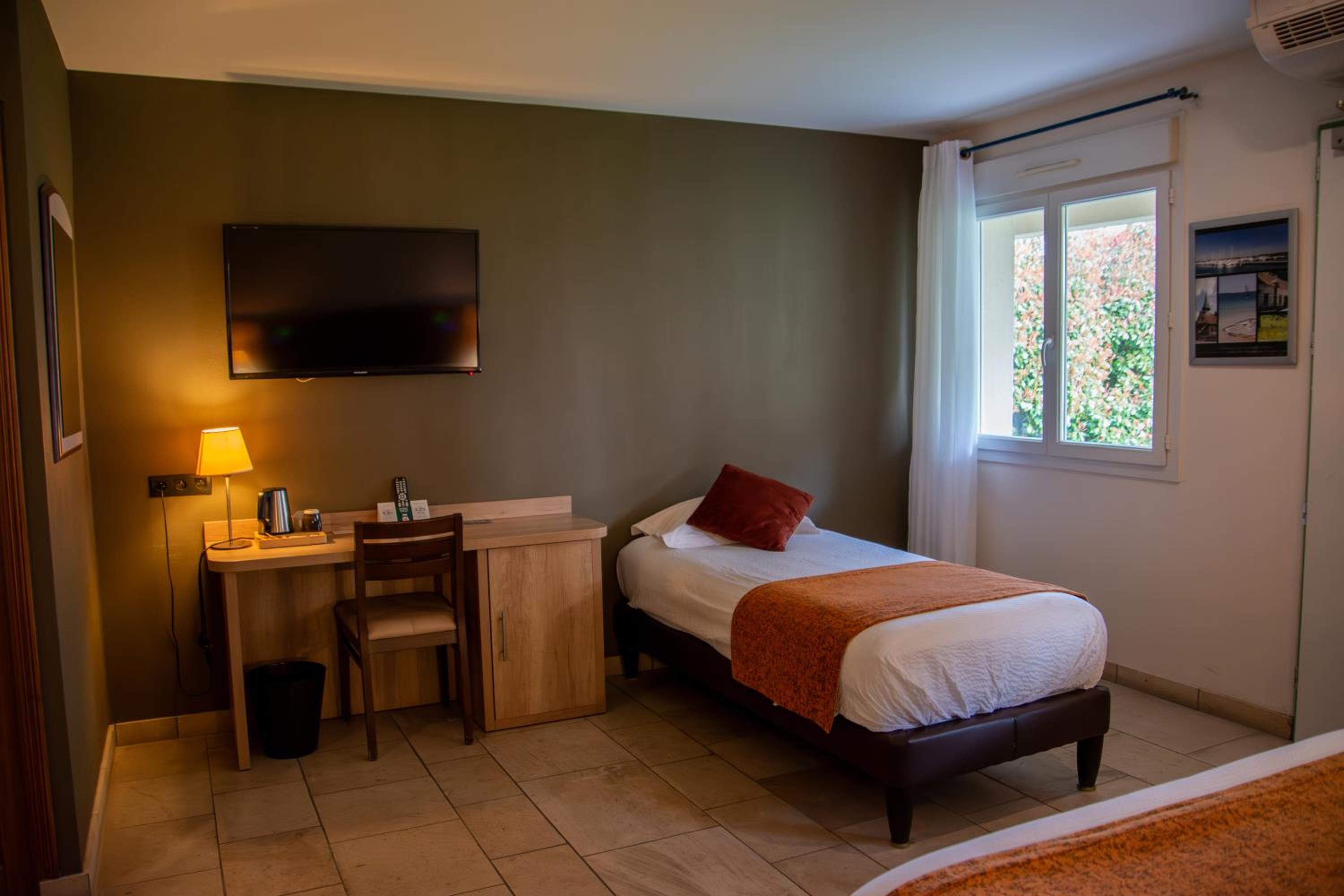Standard Twin Room - Photo 4