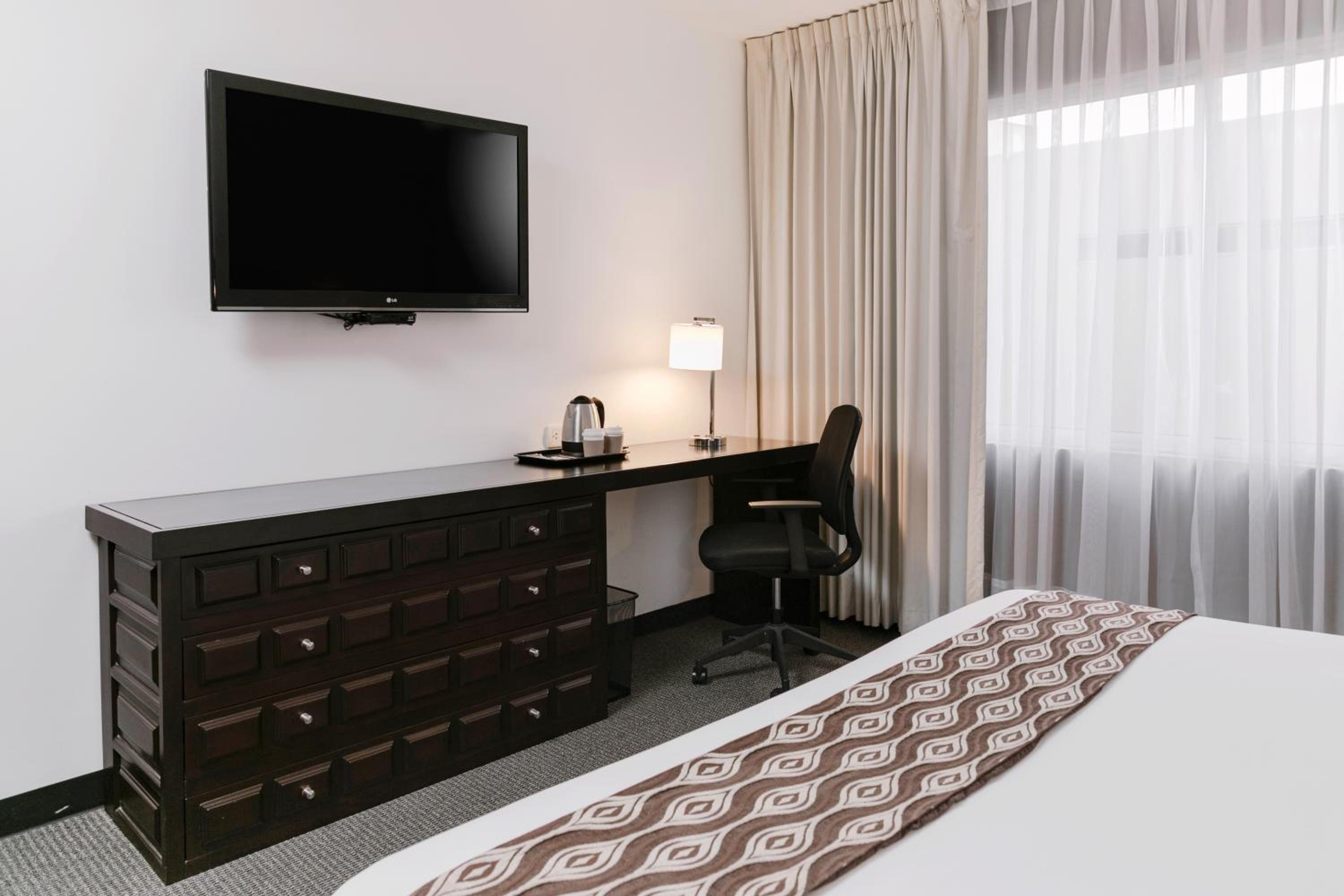 King Room - Non-Smoking - Photo 9