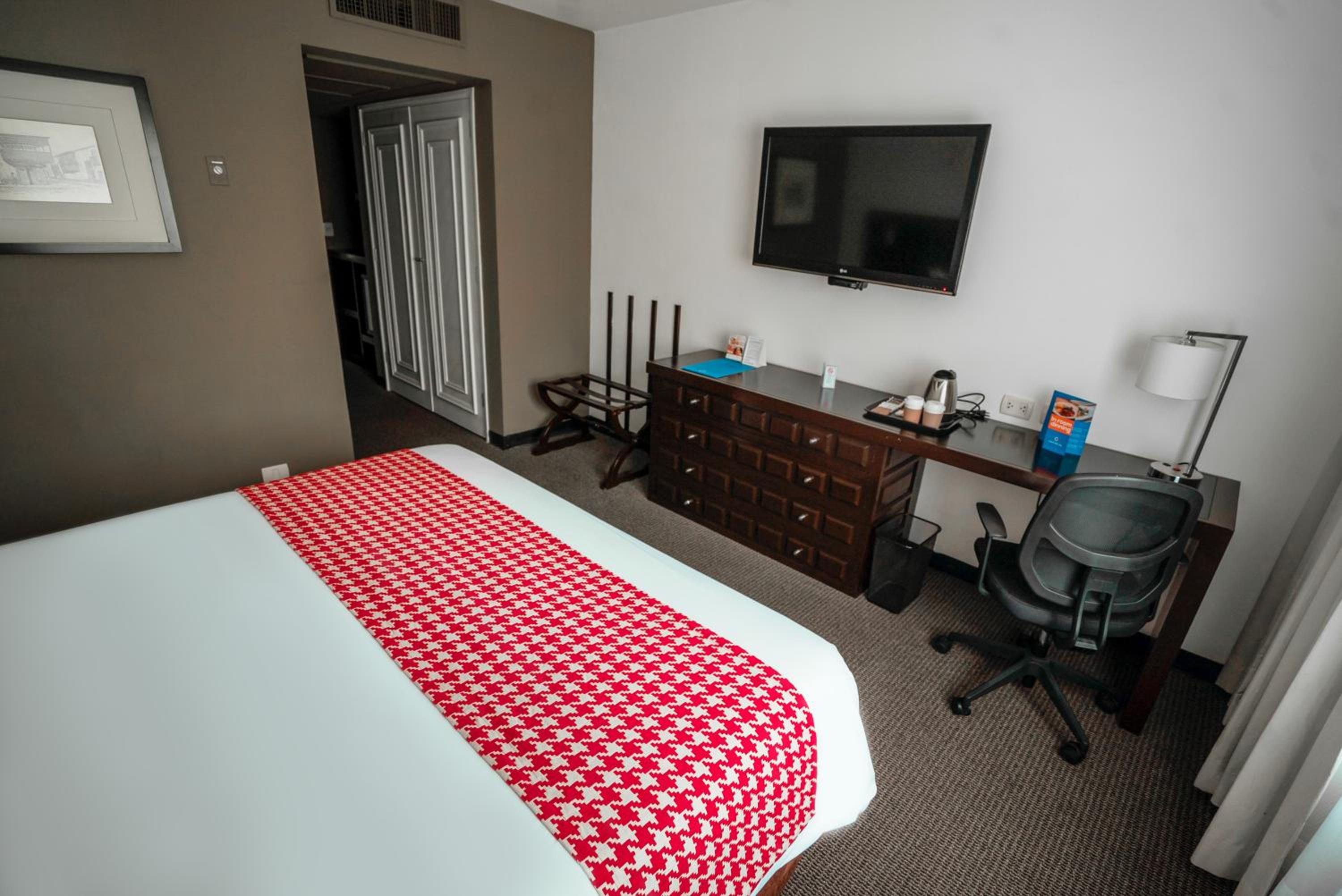 King Room - Non-Smoking - Photo 8