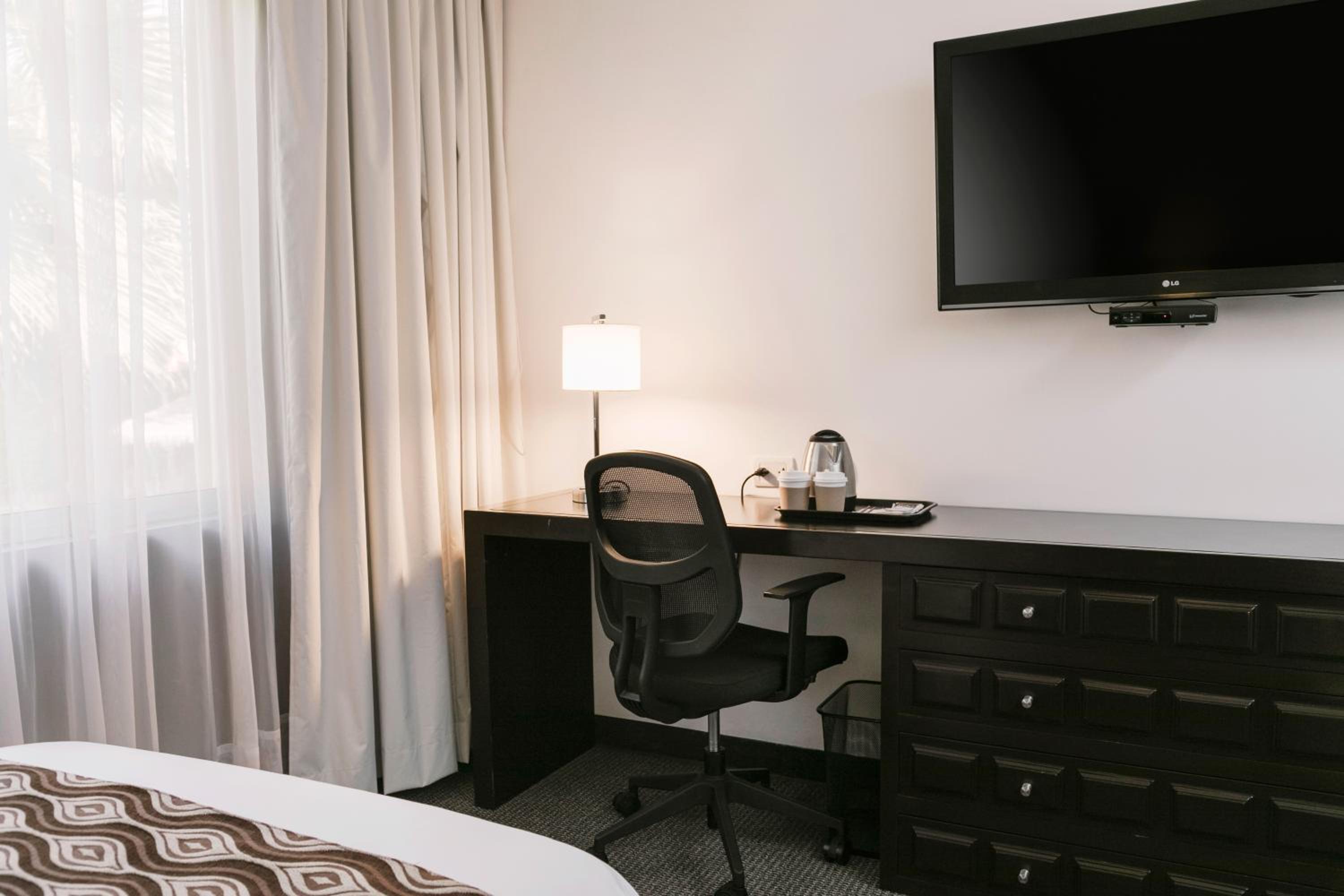King Room - Non-Smoking - Photo 7