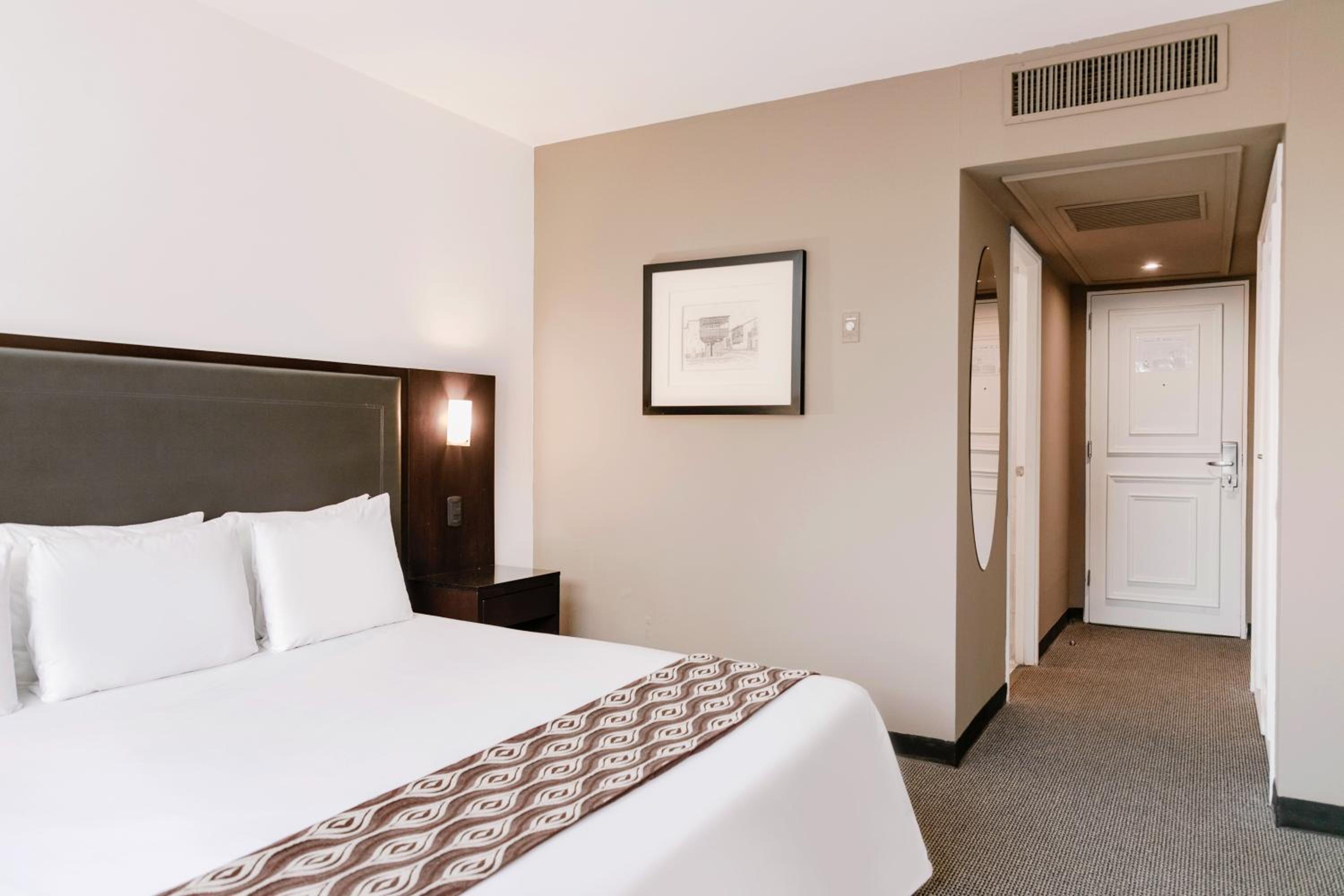 King Room - Non-Smoking - Photo 6