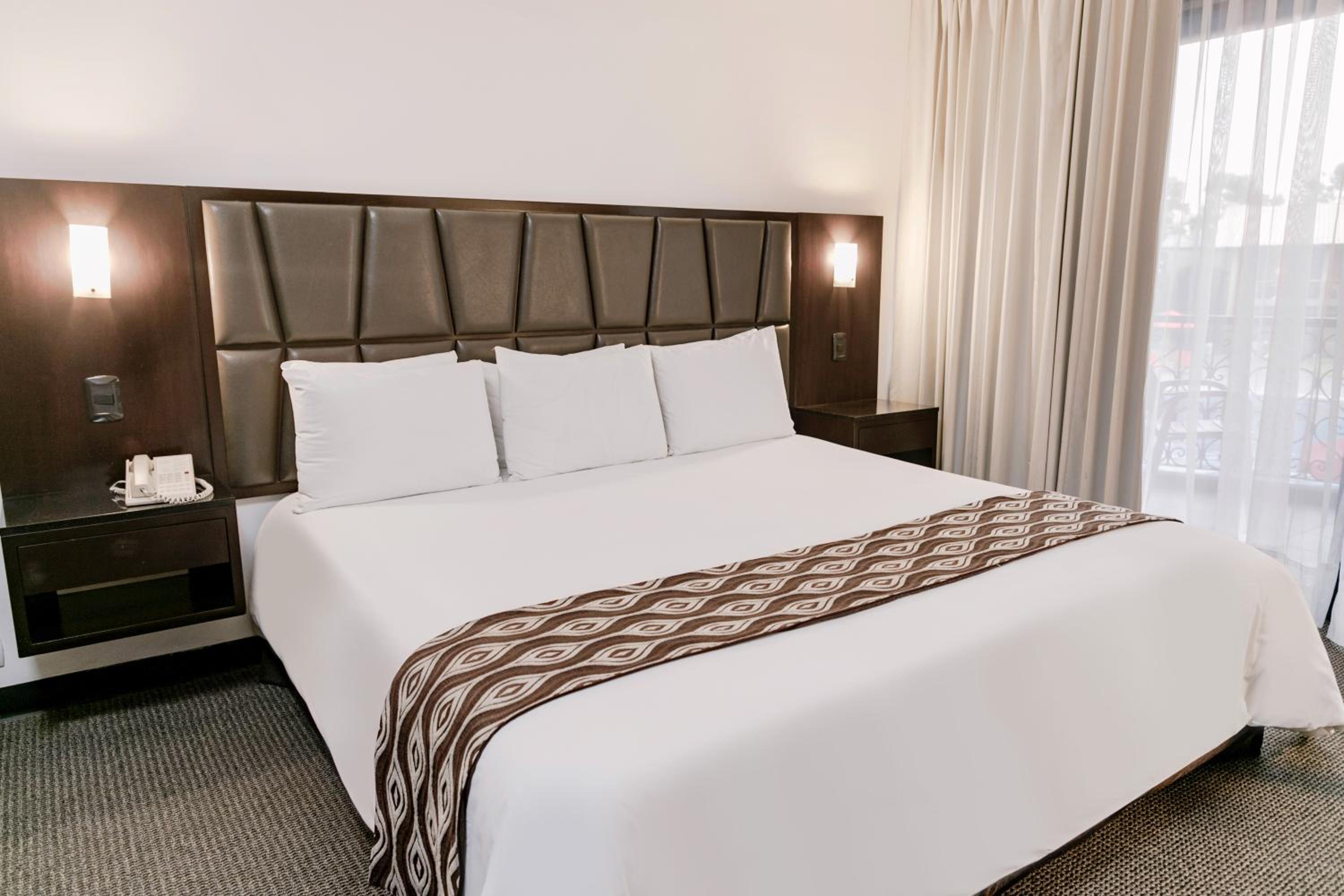 Superior King Room - Non-Smoking - Photo 4