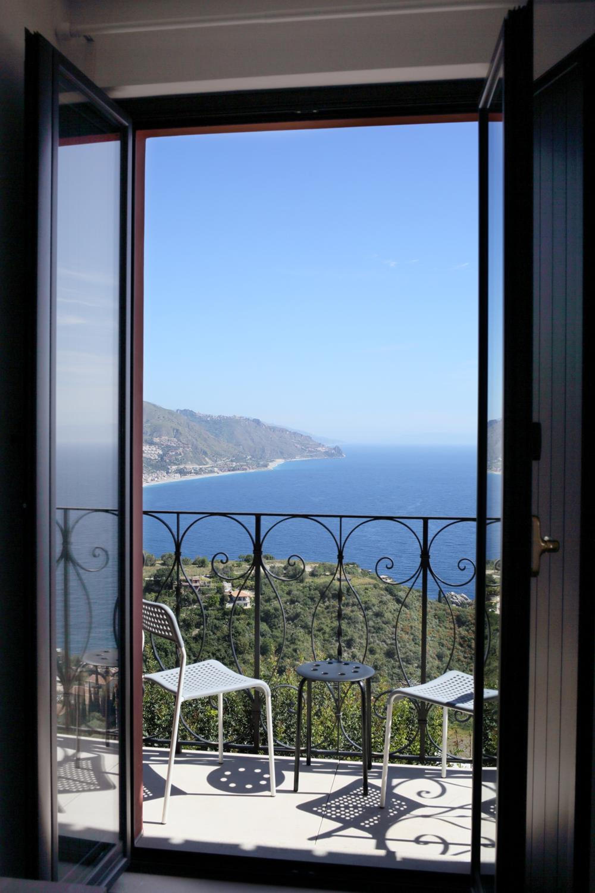 Double or Twin Room with Balcony and Sea View photo 2