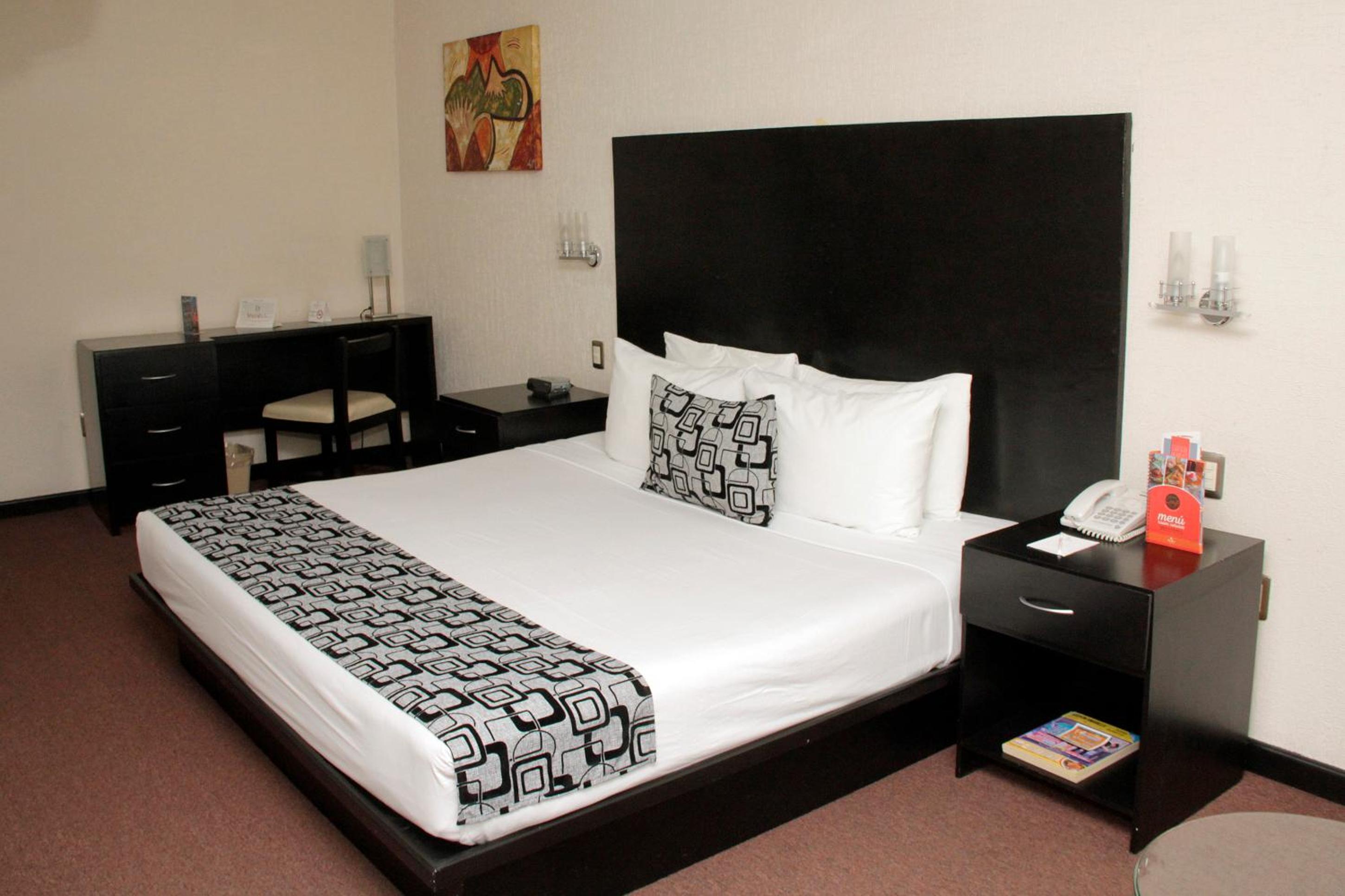 King Room - Non-Smoking - Photo 4