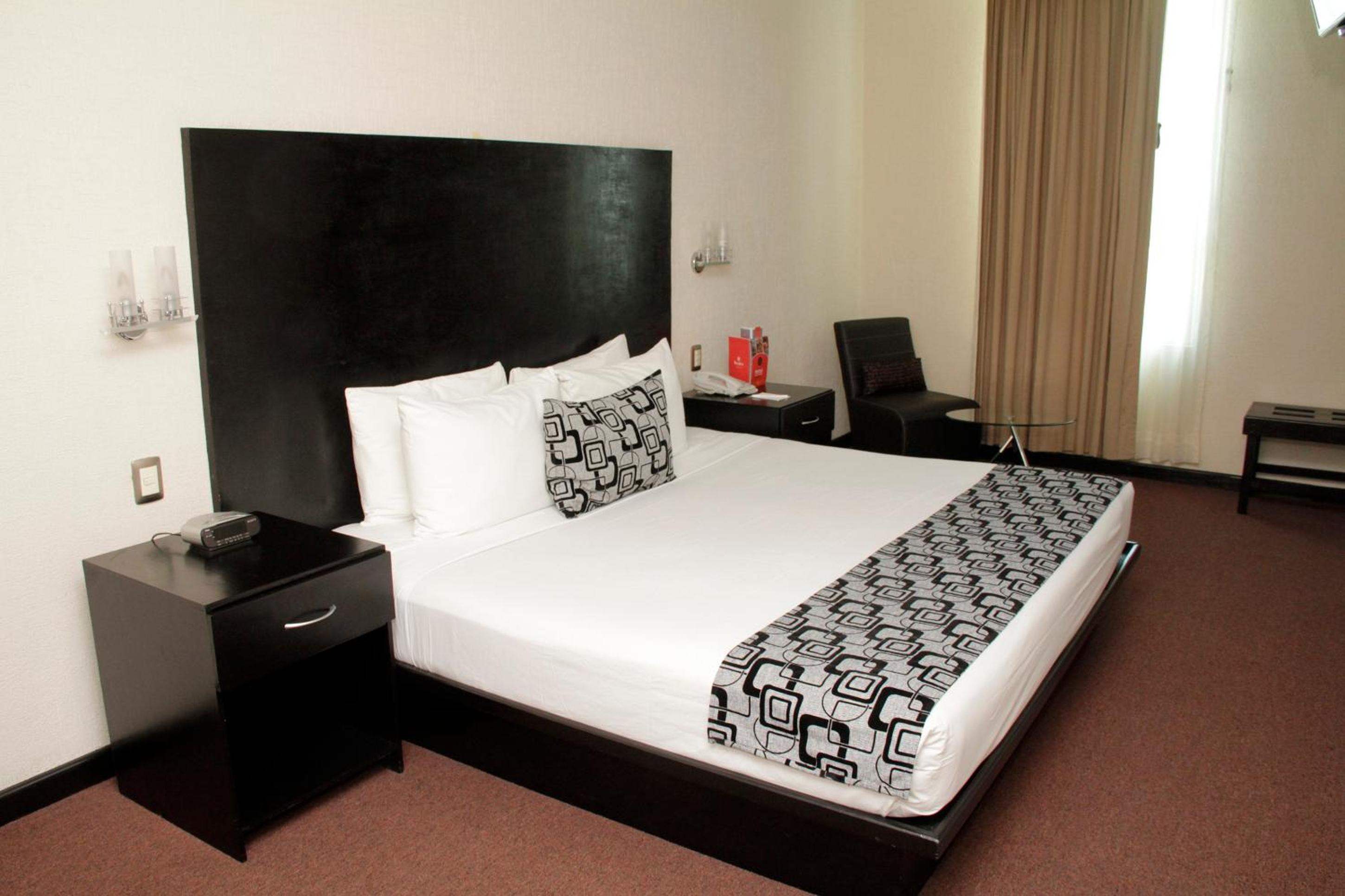 King Room - Non-Smoking - Photo 5