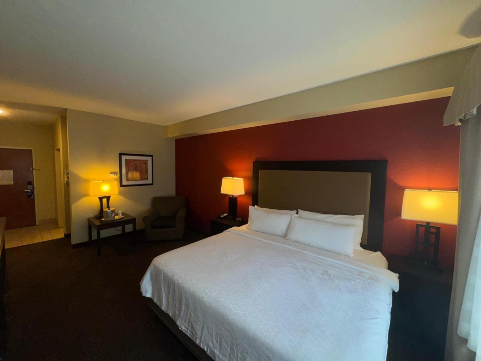 King Room with Bath Tub - Mobility Accessible/Non-Smoking - Photo 9