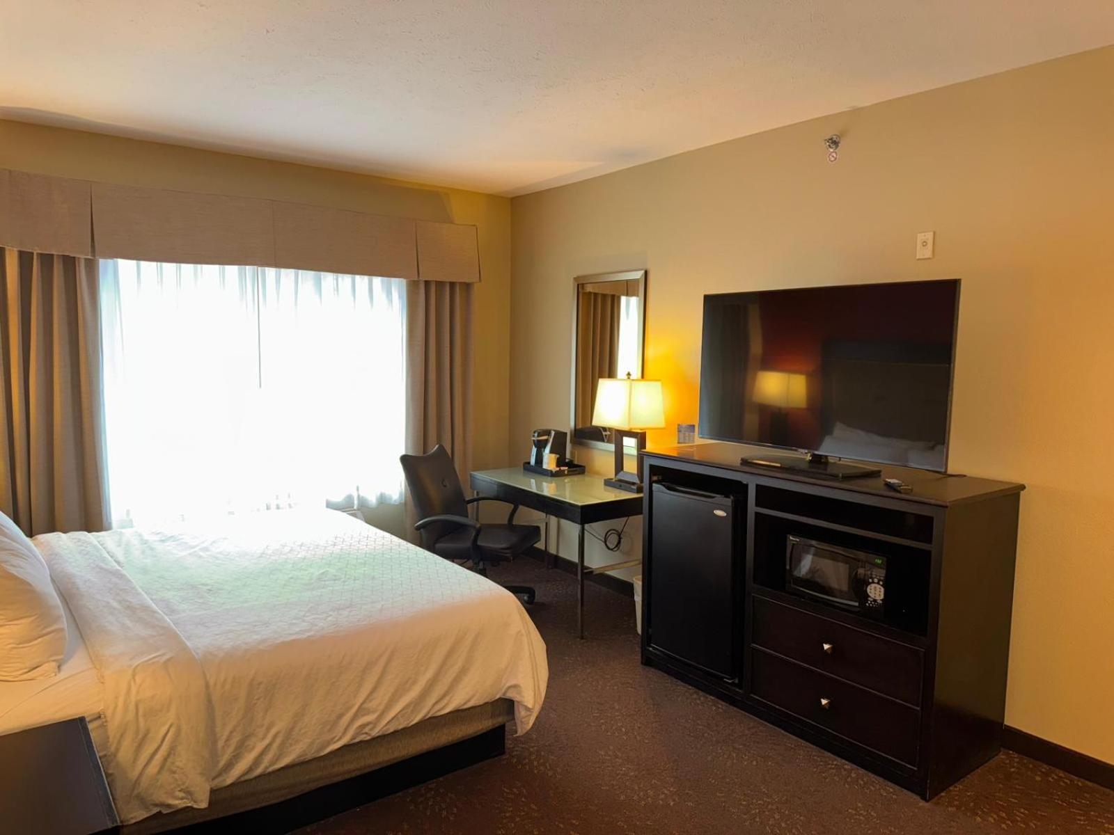 King Room with Bath Tub - Mobility Accessible/Non-Smoking - Photo 8