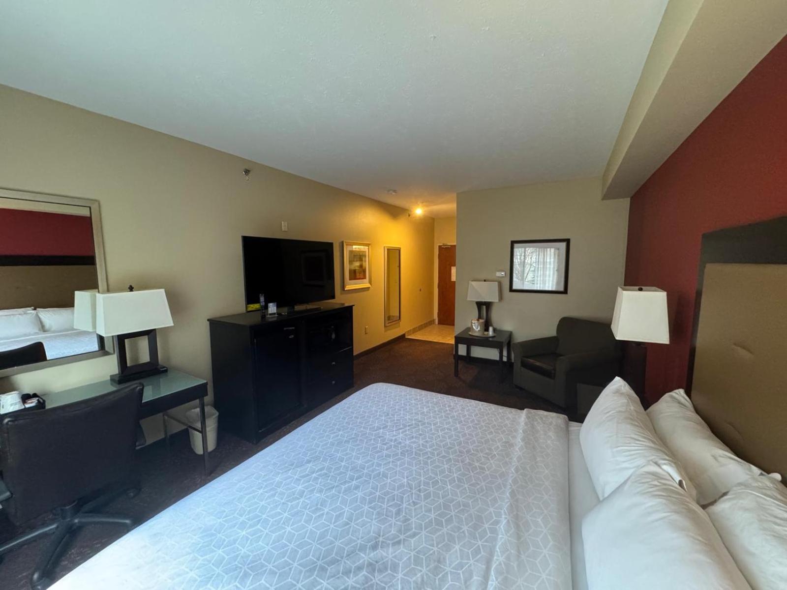 King Room with Bath Tub - Mobility Accessible/Non-Smoking - Photo 1