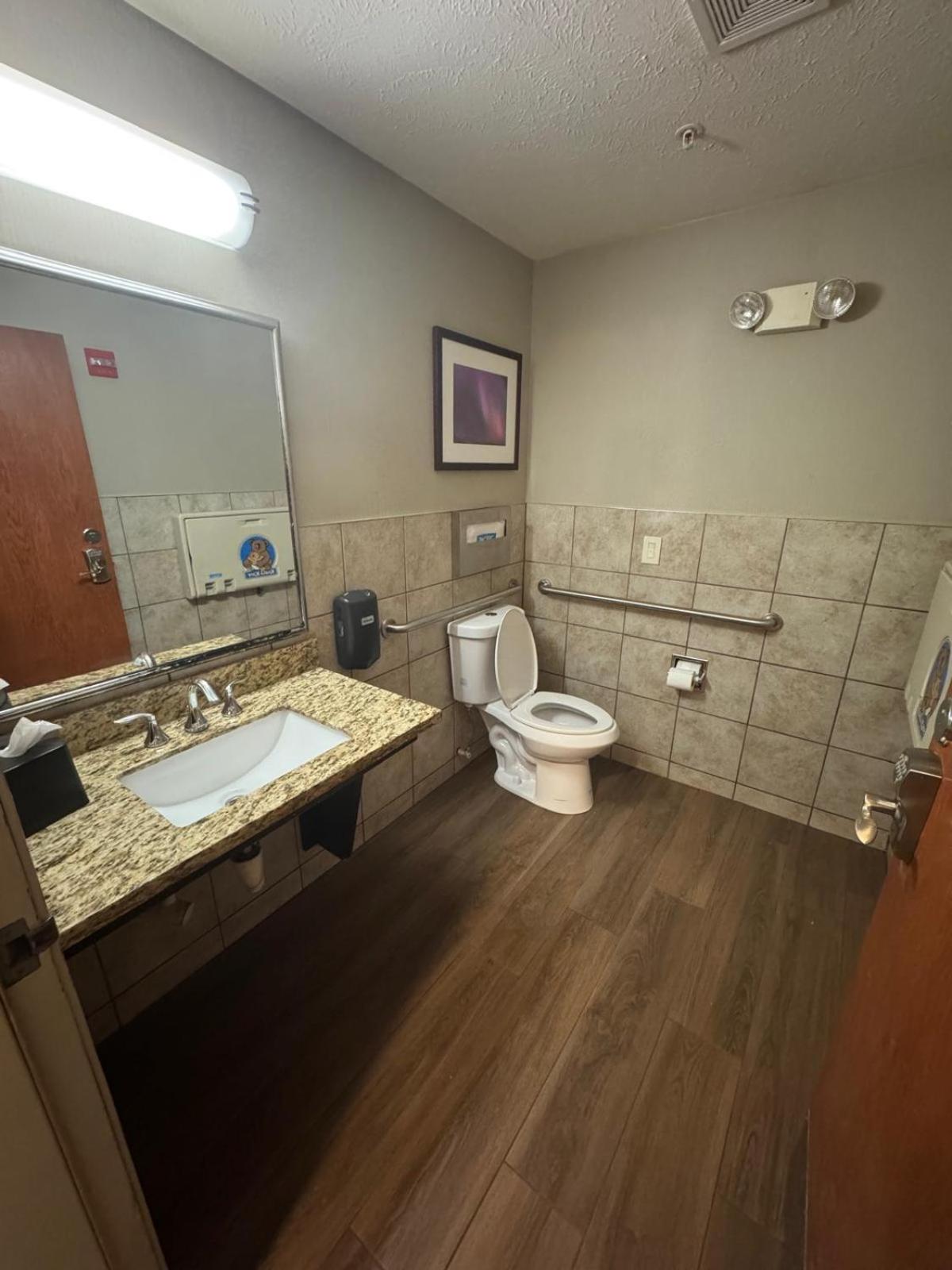 King Room - Non-Smoking - Photo 7