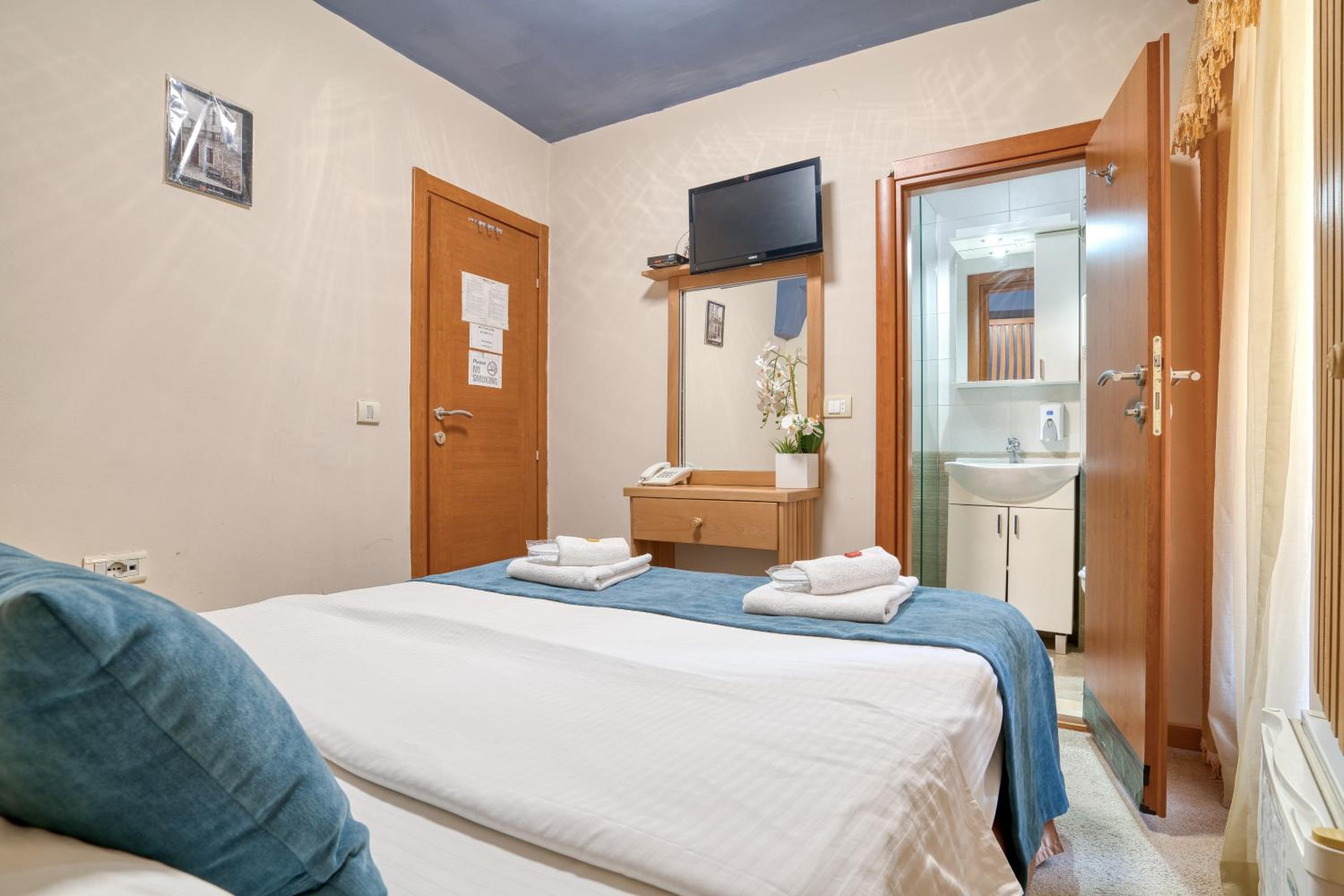 Economy Double Room photo 1