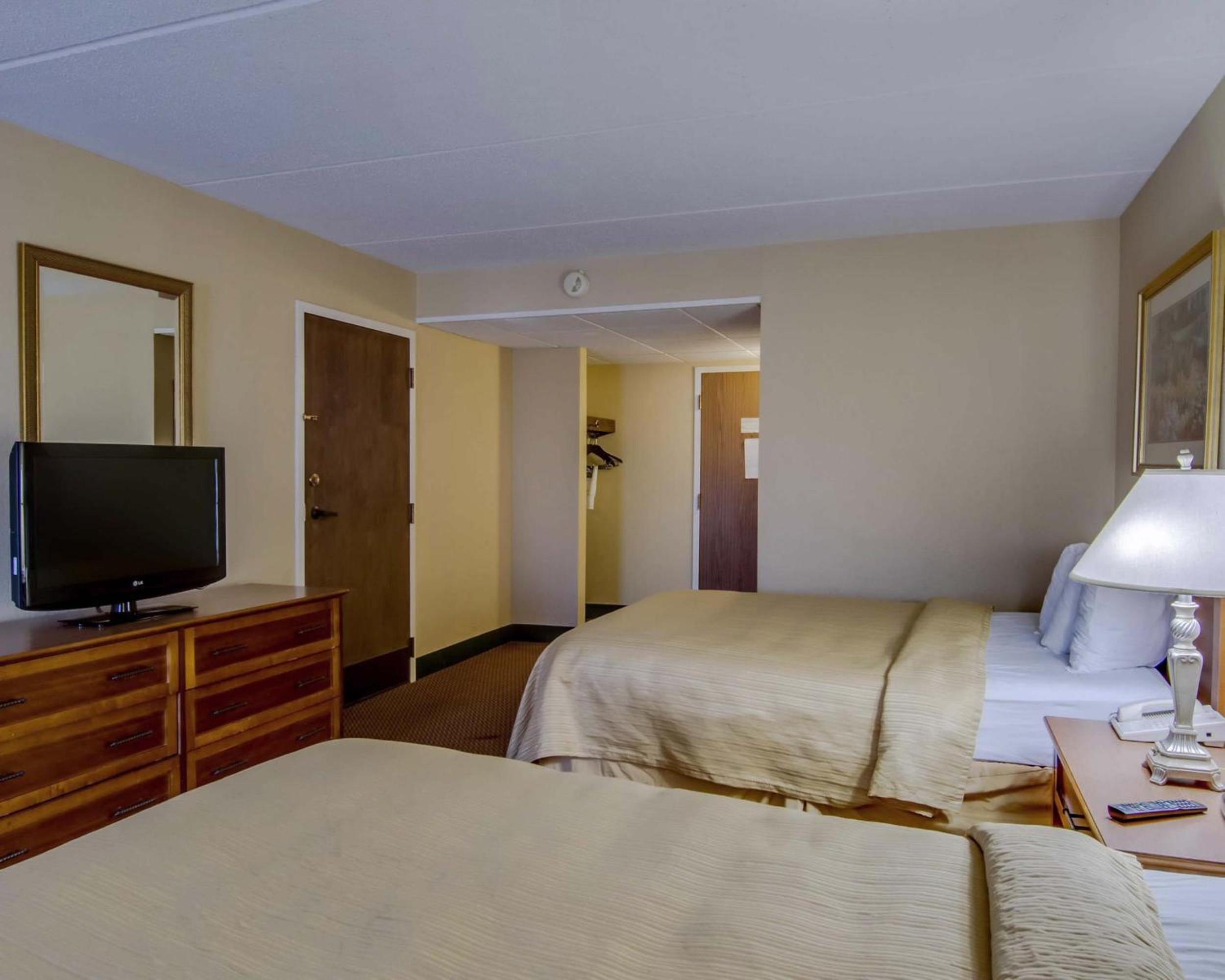 Standard Double Room with Two Double Beds - Non-Smoking - Photo 4