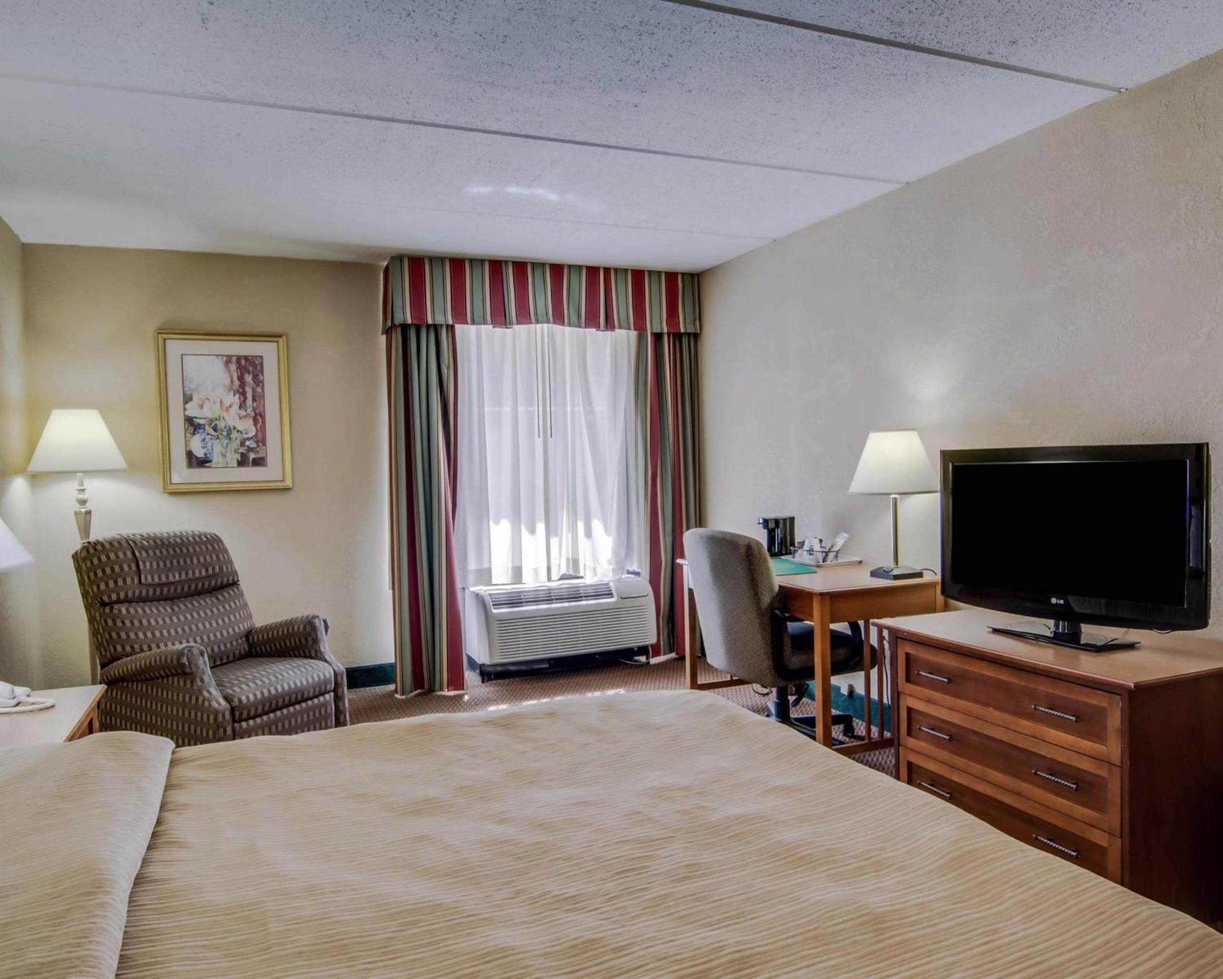 King Room - Non-Smoking - Photo 4