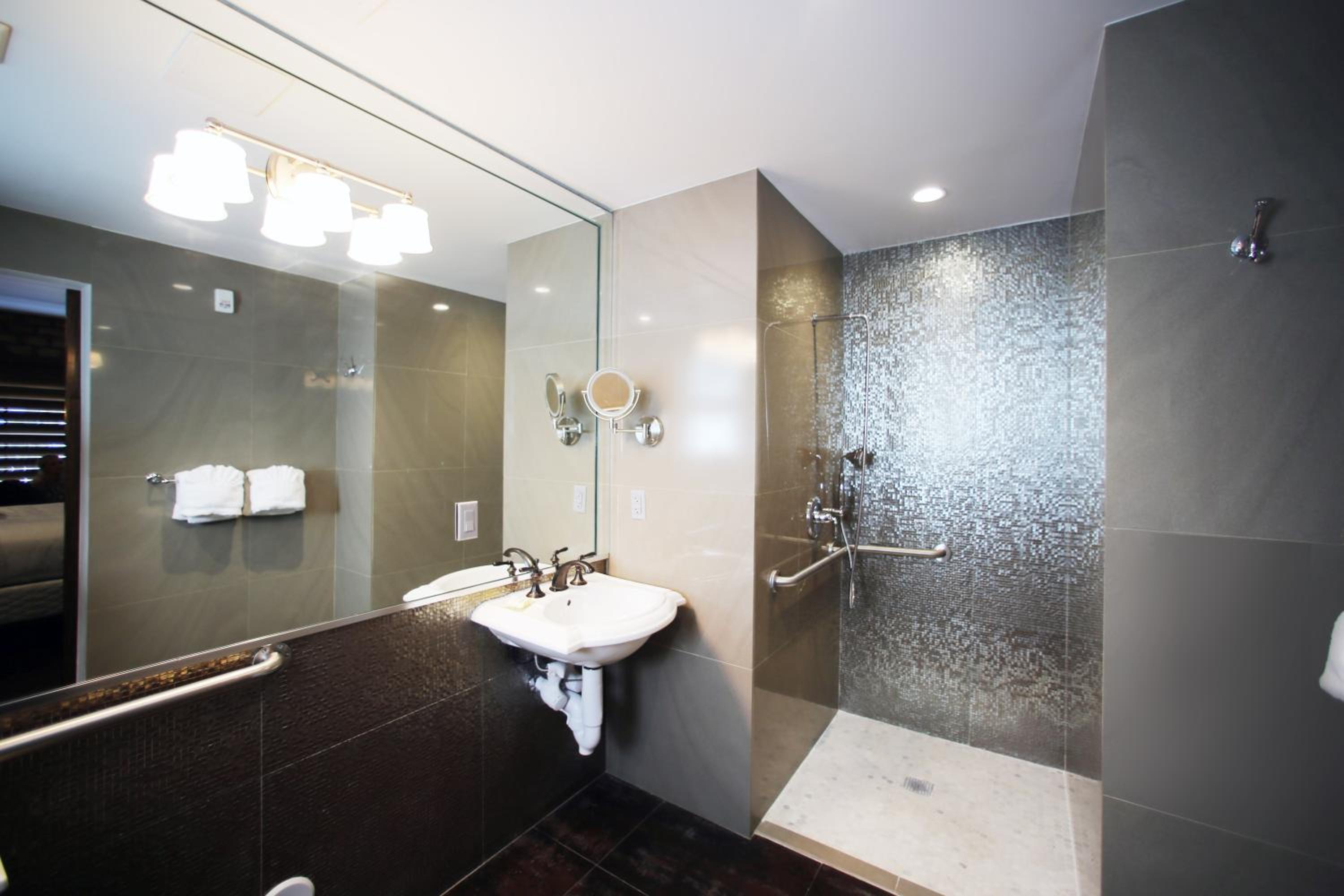 Deluxe King Room with Ocean View - Photo 8