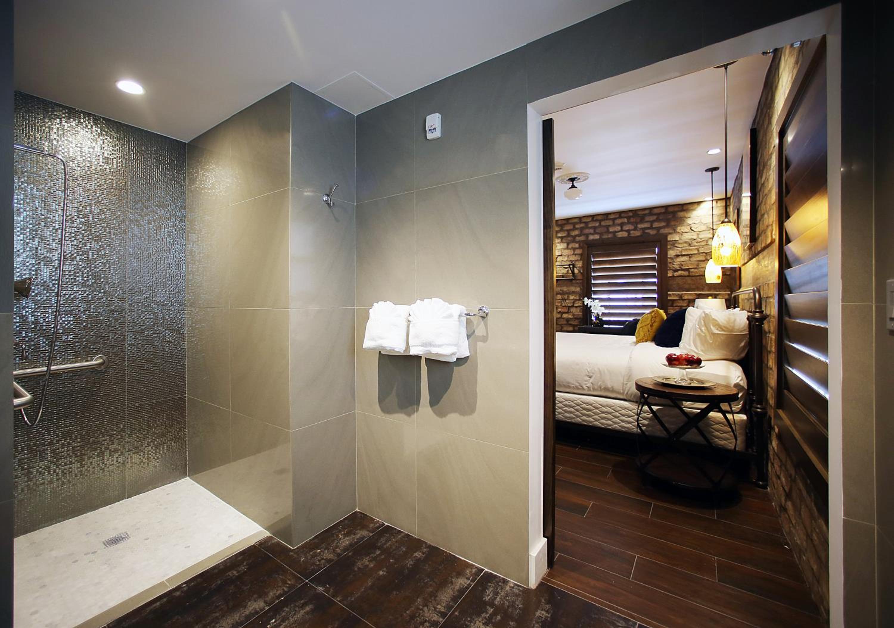 Deluxe King Room with Ocean View - Photo 7
